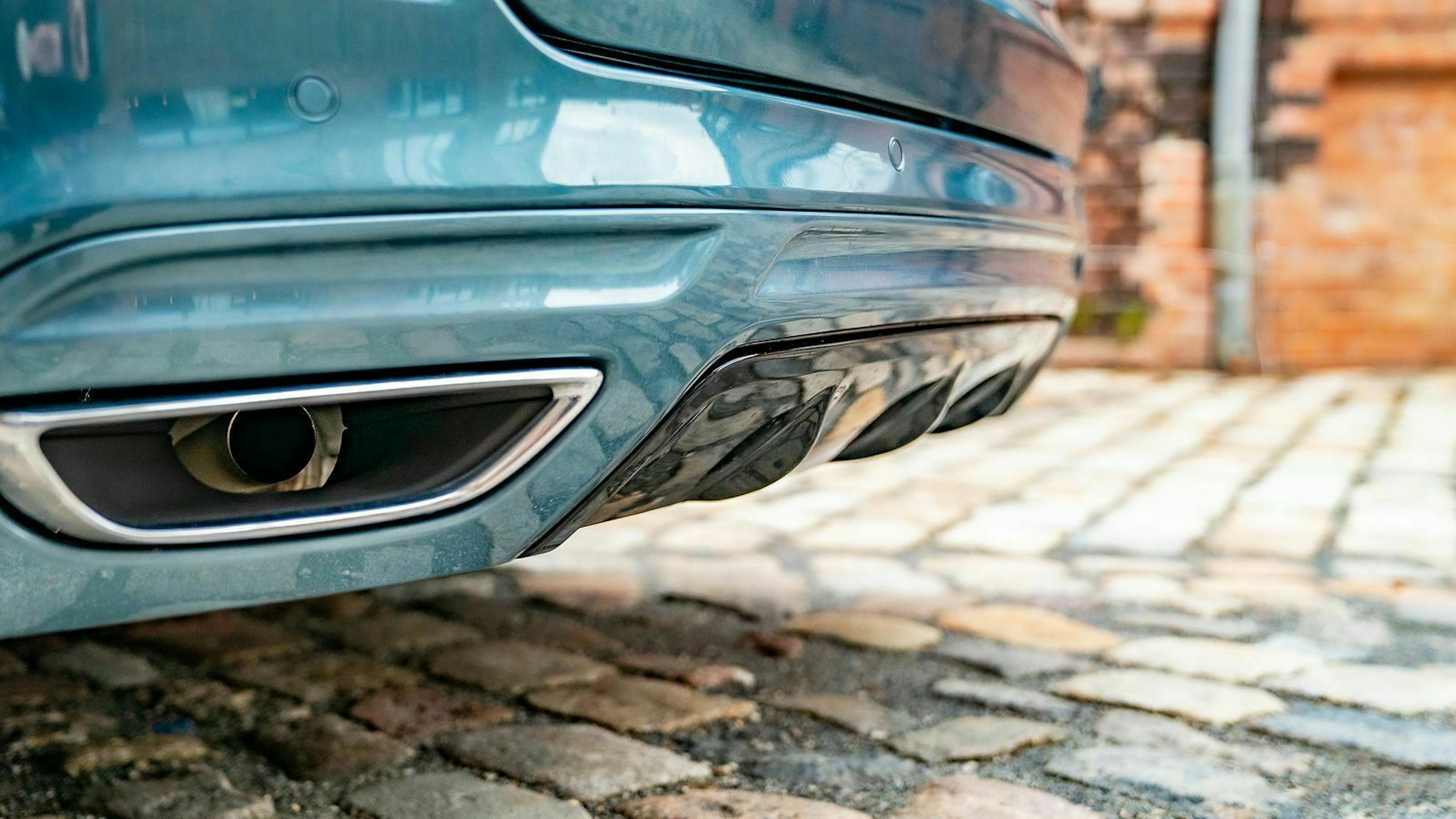 Zu sehen ist der Auspuff des Ford Mondeo