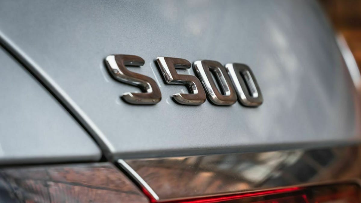 Zu sehen ist das "S500"-Emblem am Heck der Mercedes_S-Klasse 2020