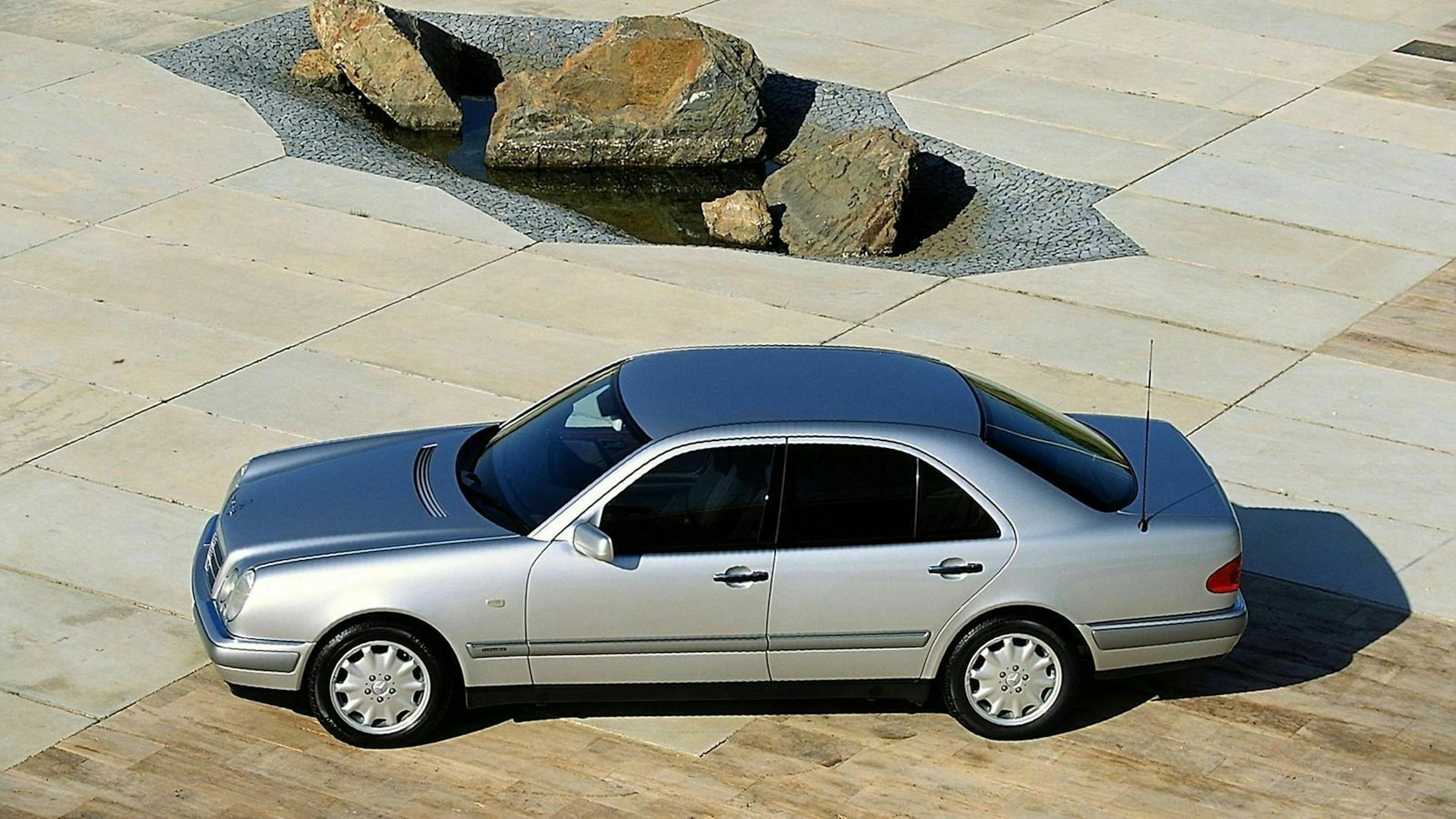 Mercedes E-Klasse in der Seitenansicht, stehend