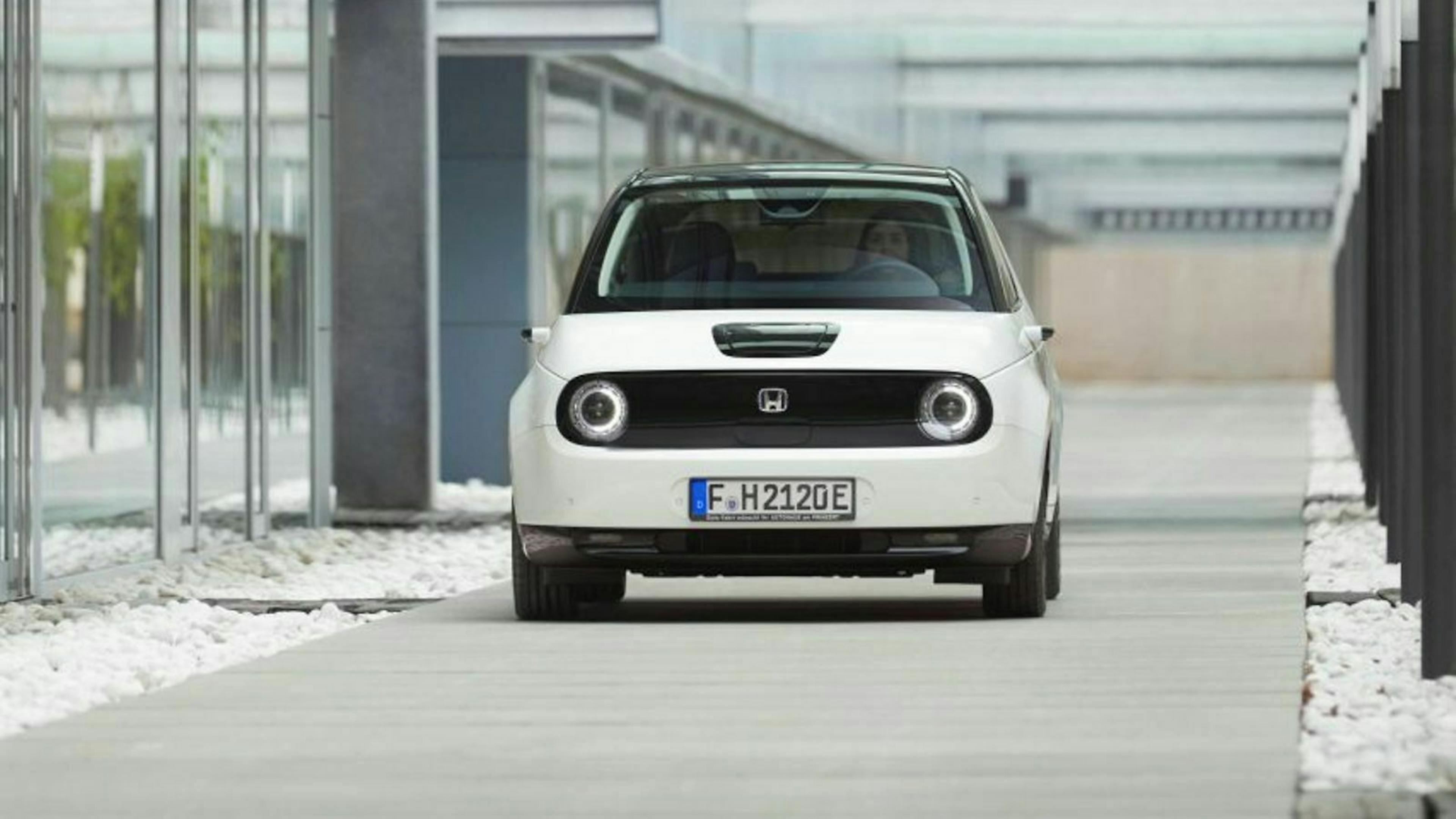 Zu sehen ist die Front des Honda E