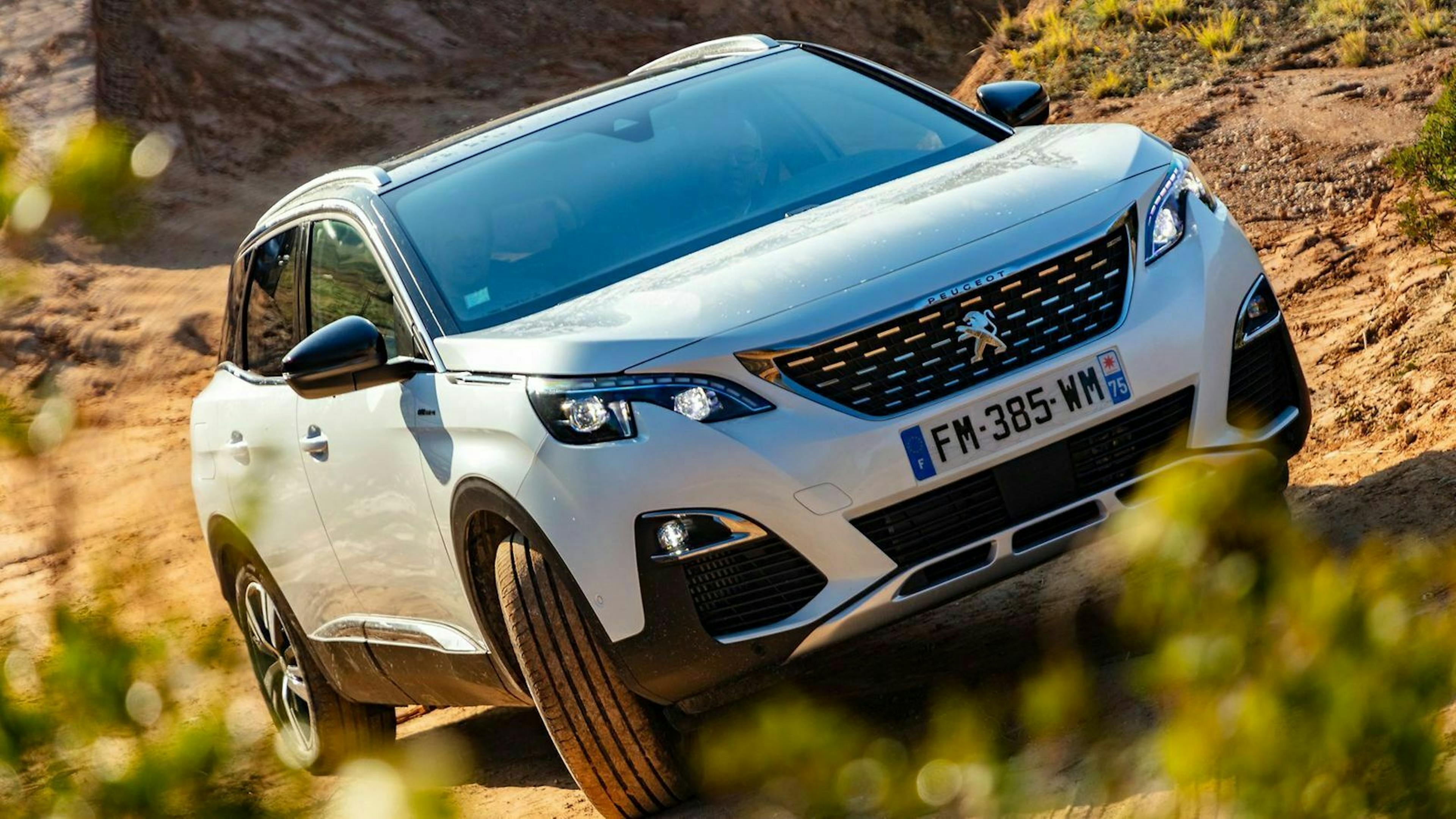 Zu sehen ist der Peugeot 3008 Hybrid4, fahrend