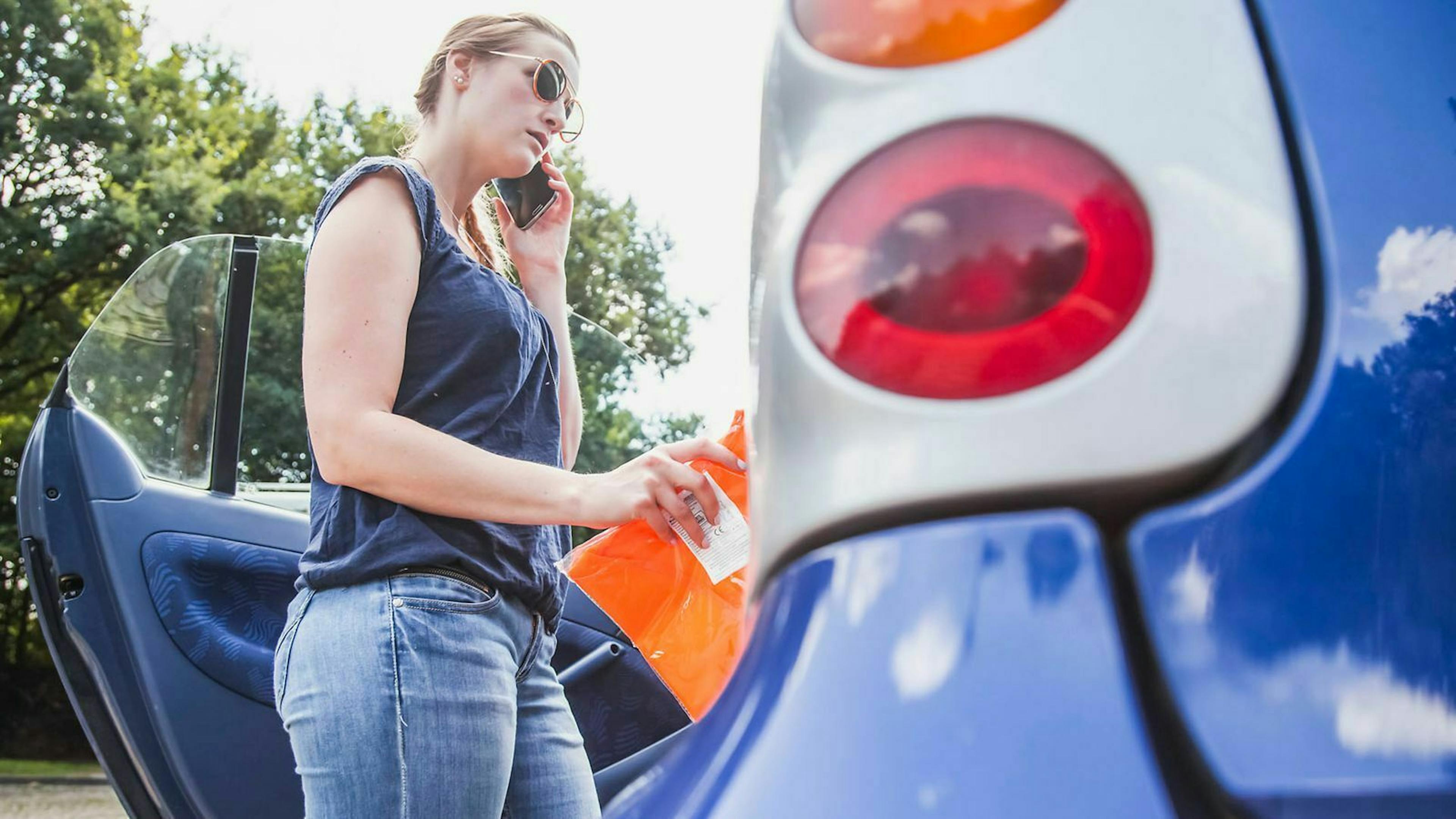 Für den Fall der Fälle sollte deine Warnweste immer griffbereit sein, zum Beispiel im Türfach deines Autos.