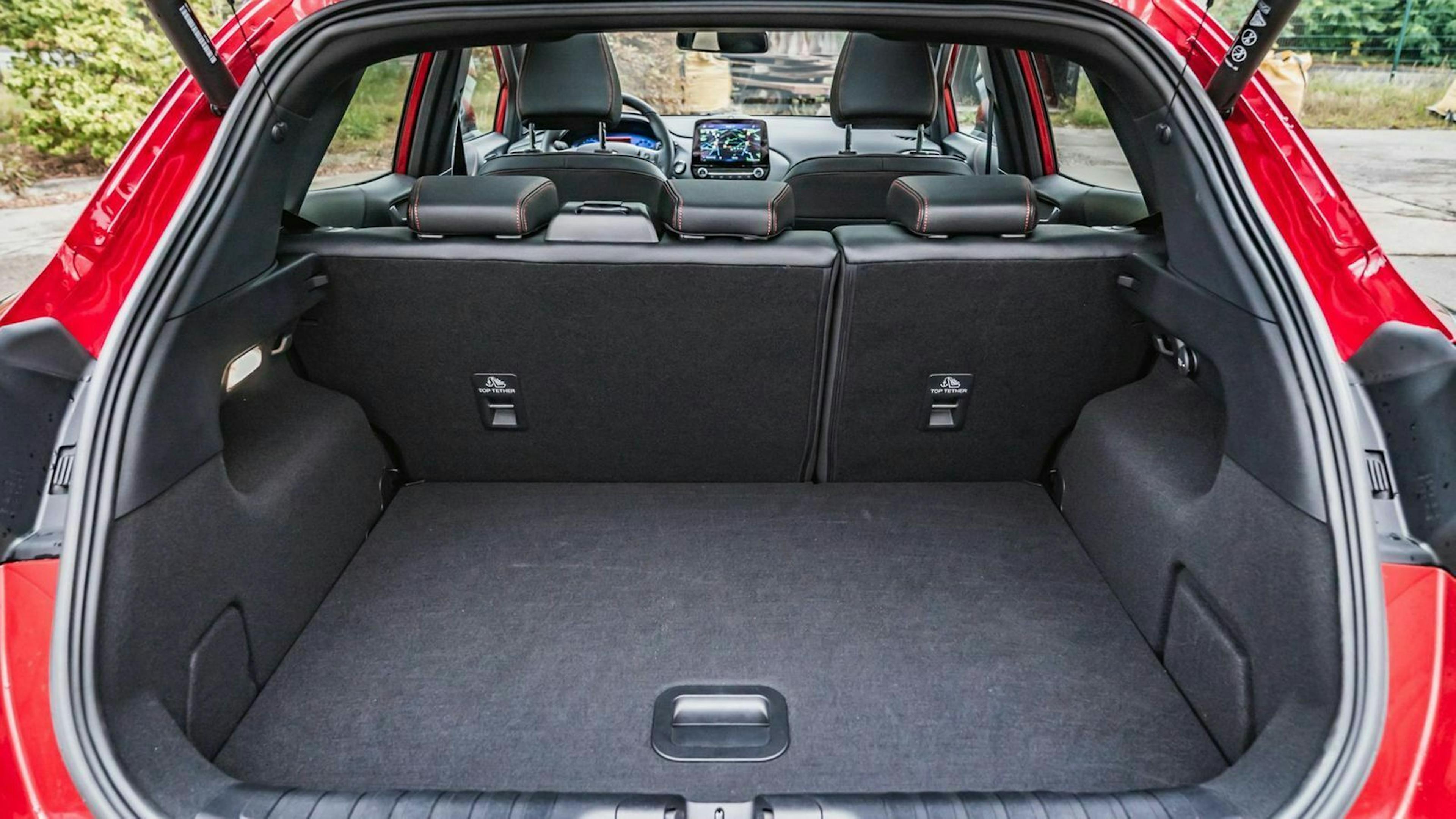 Zu sehen ist der Kofferraum des Ford Puma