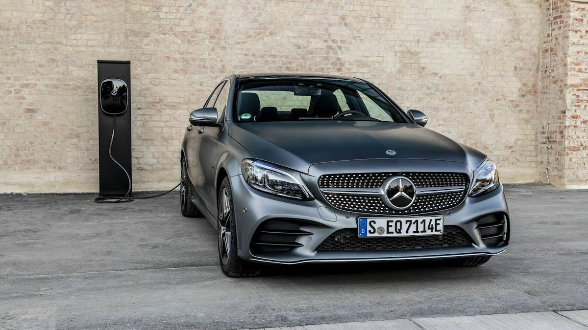 Mercedes C 300 an Ladestation Frontansicht