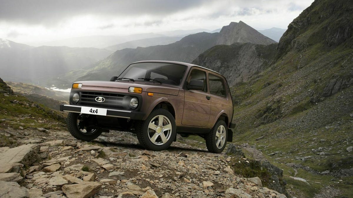 Lada 4x4 in der Ansicht von vorne-links, stehend an einem Hand