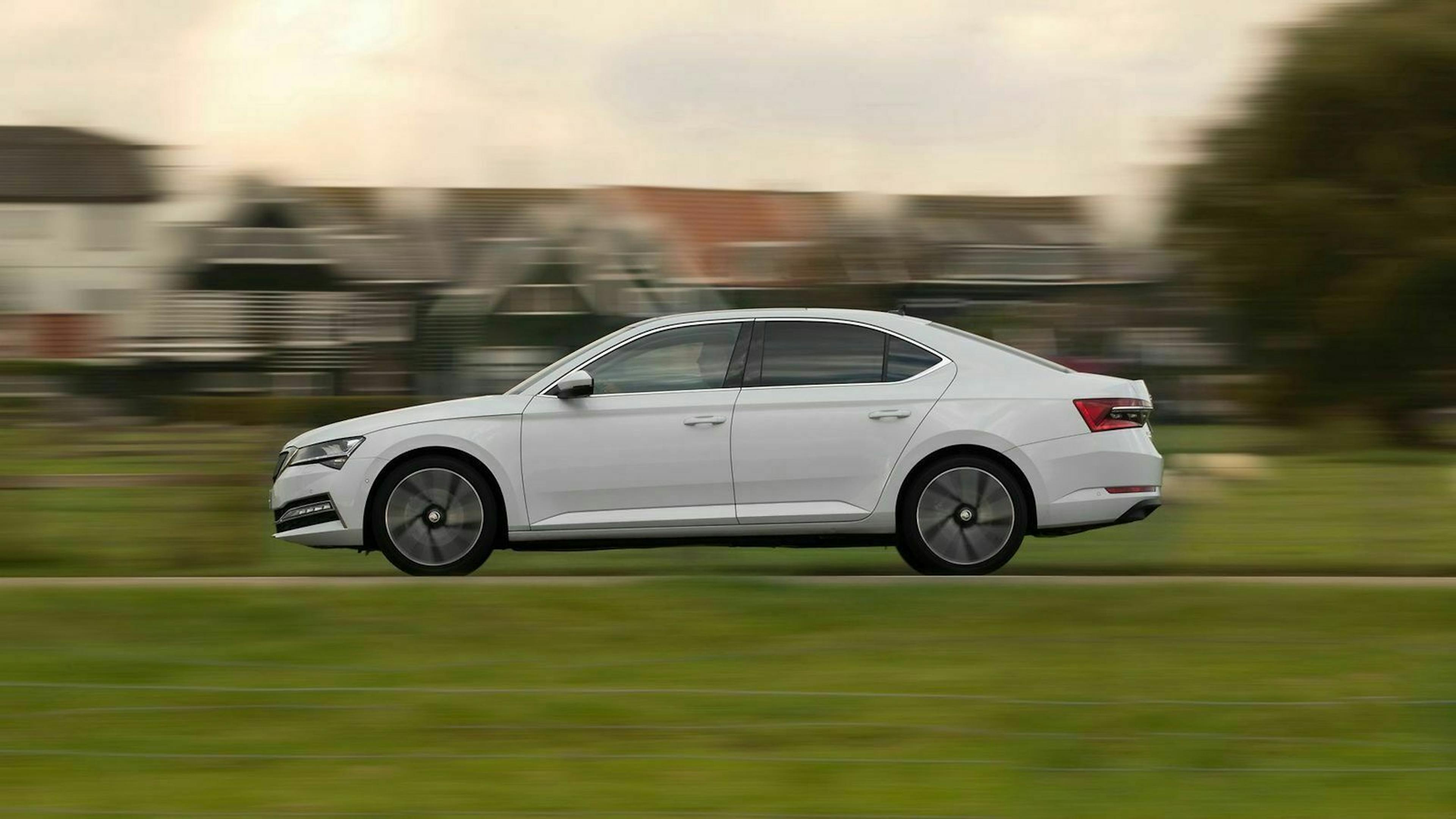 Škoda Superb IV in der Seitenansicht, fahrend