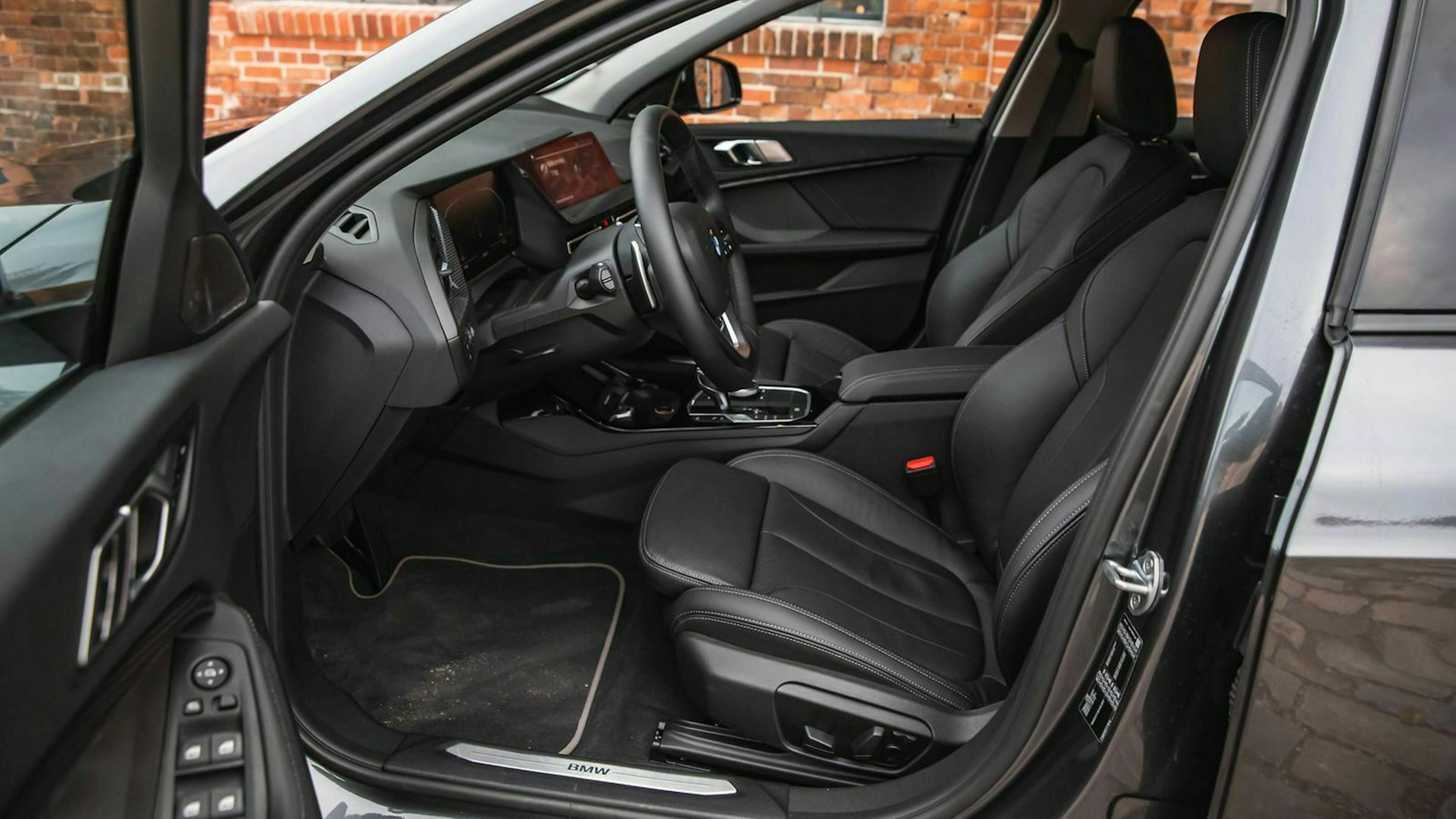 Blick in den Innenraum des BMW 118d, bei geöffneter Fahrertür