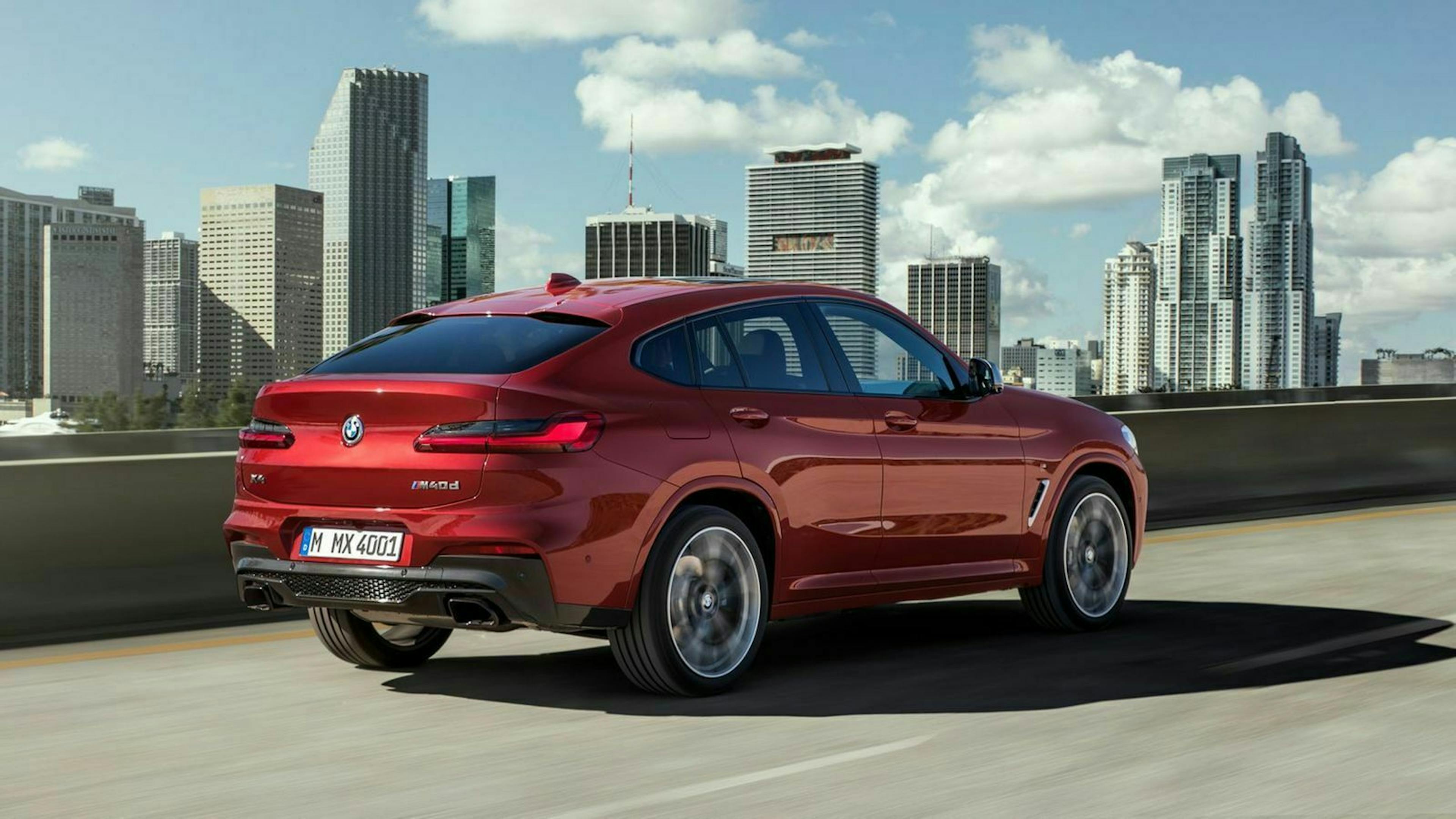 Zu sehen ist der BMW X4 von hinten, fahrend