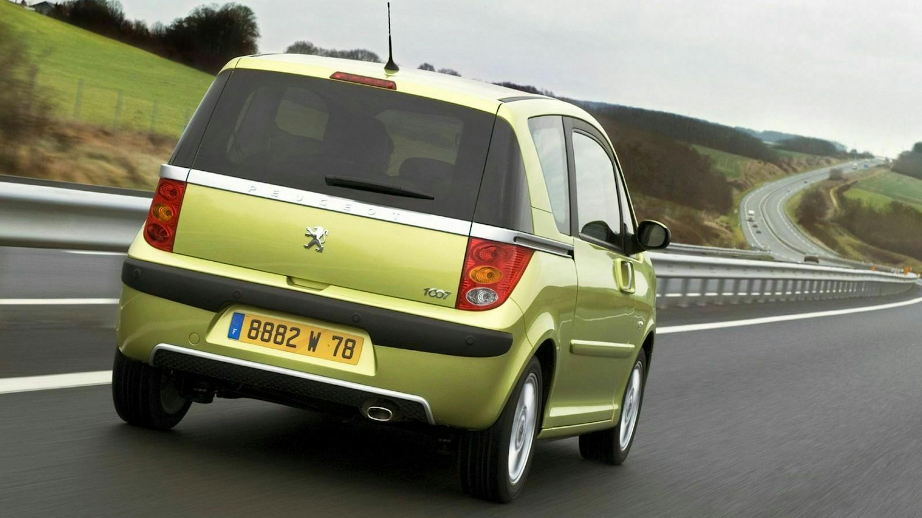 Zu sehen ist der Peugeot 1007 von hinten