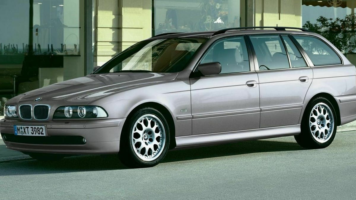 Zu sehen ist der BMW 5er E39 als Kombi, intern Touring genannt