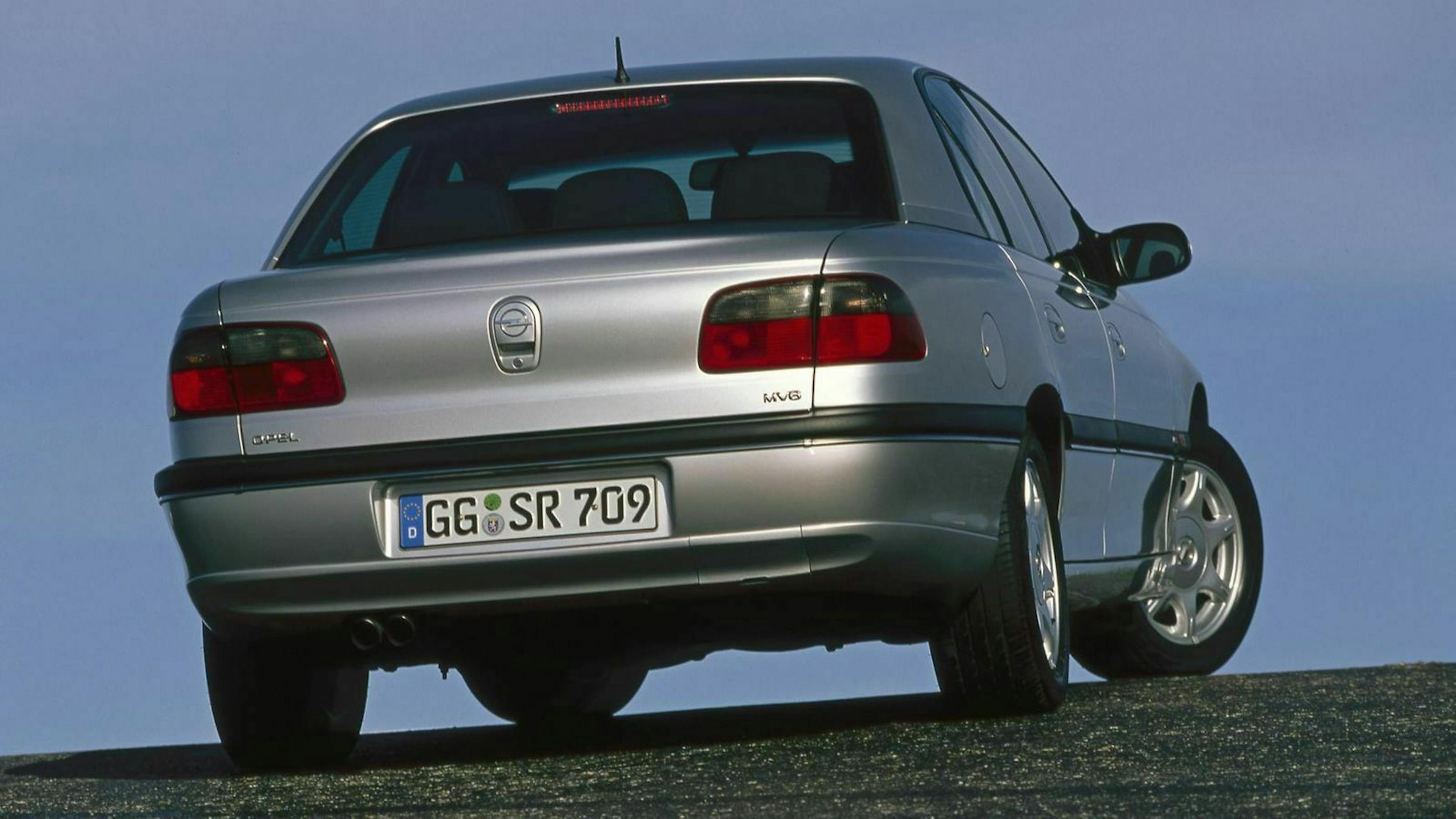 Silberner Opel Omega B in der Heckansicht, stehend