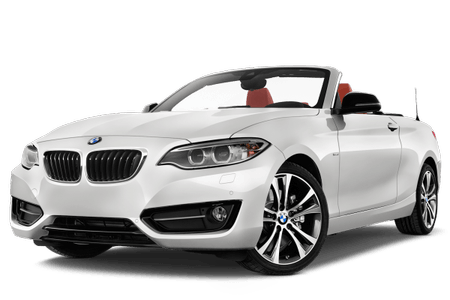 Weißer BMW Cabrio mit geöffnetem Verdeck und roten Ledersitzen. Sicht von schräg vorne mit sichtbarem BMW-Logo und markantem Kühlergrill.