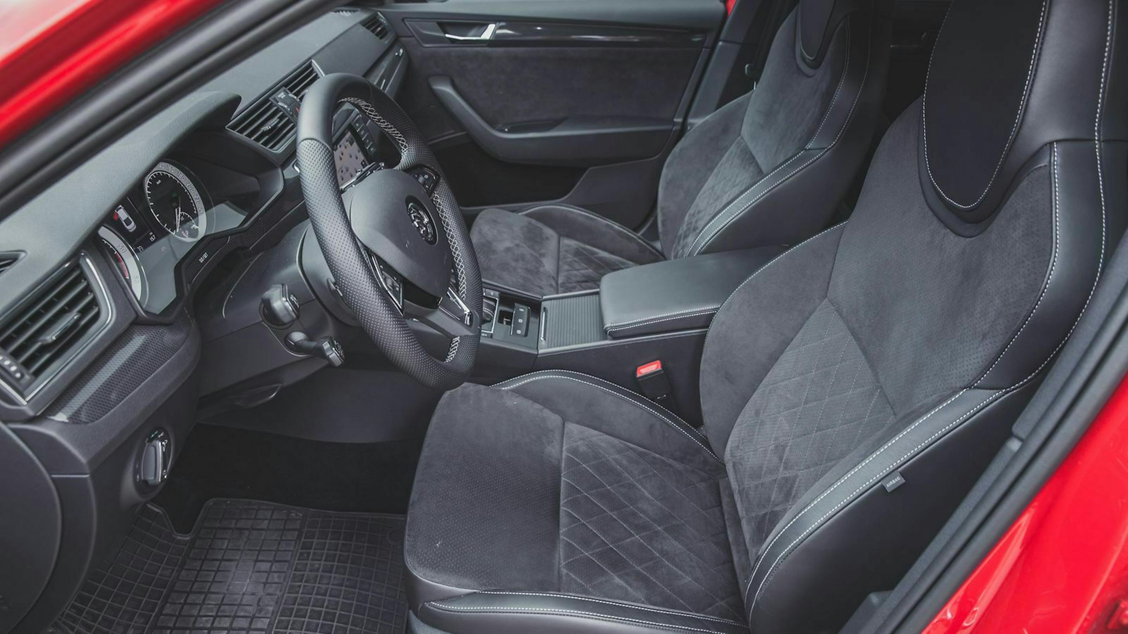 In der Ausstattung Sportsline kommt der Superb mit Alcantara-Sportsitzen