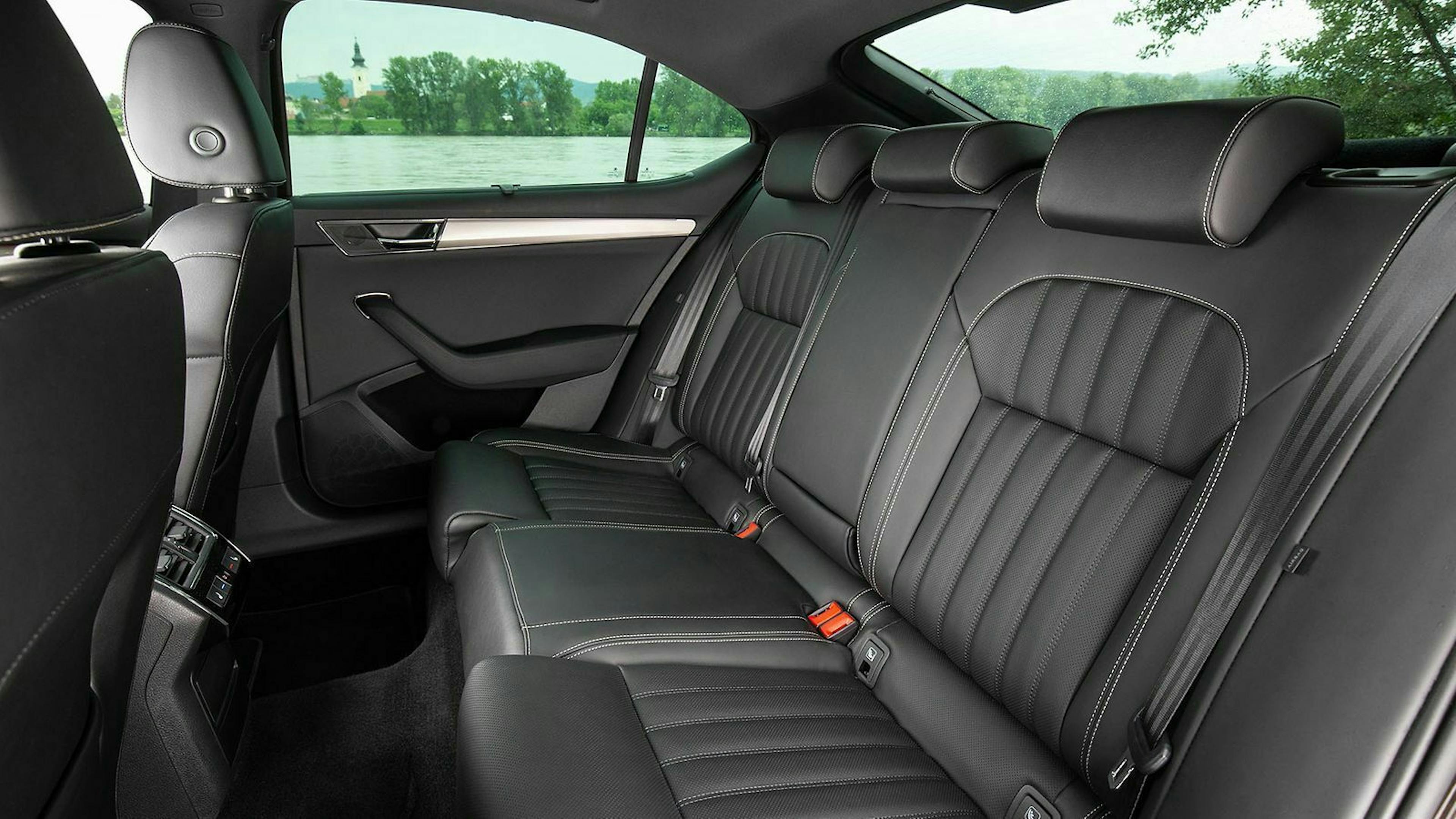 Blick auf die Rückbank des Škoda Superb