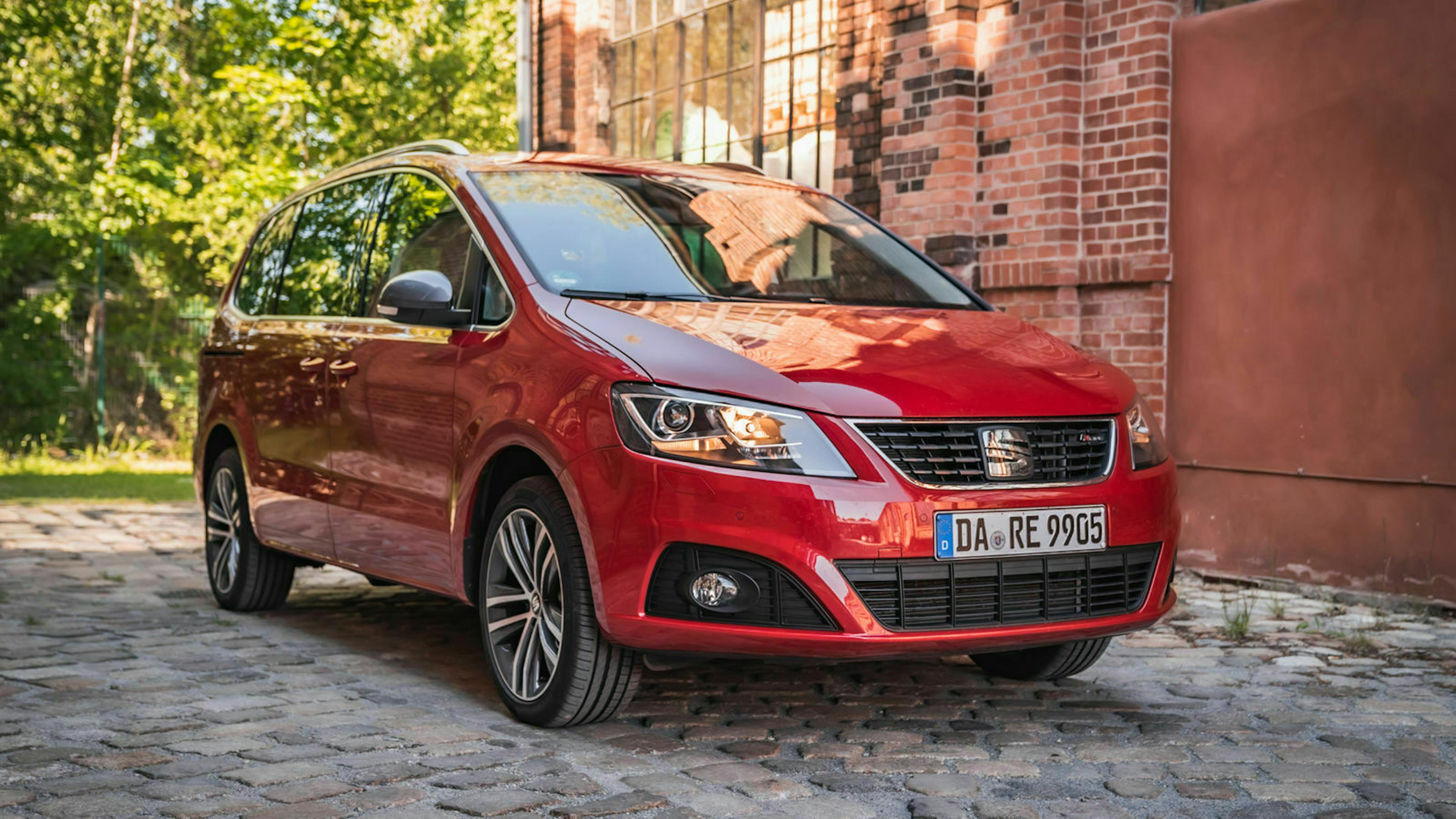 Zu sehen ist der Seat Alhambra, stehend
