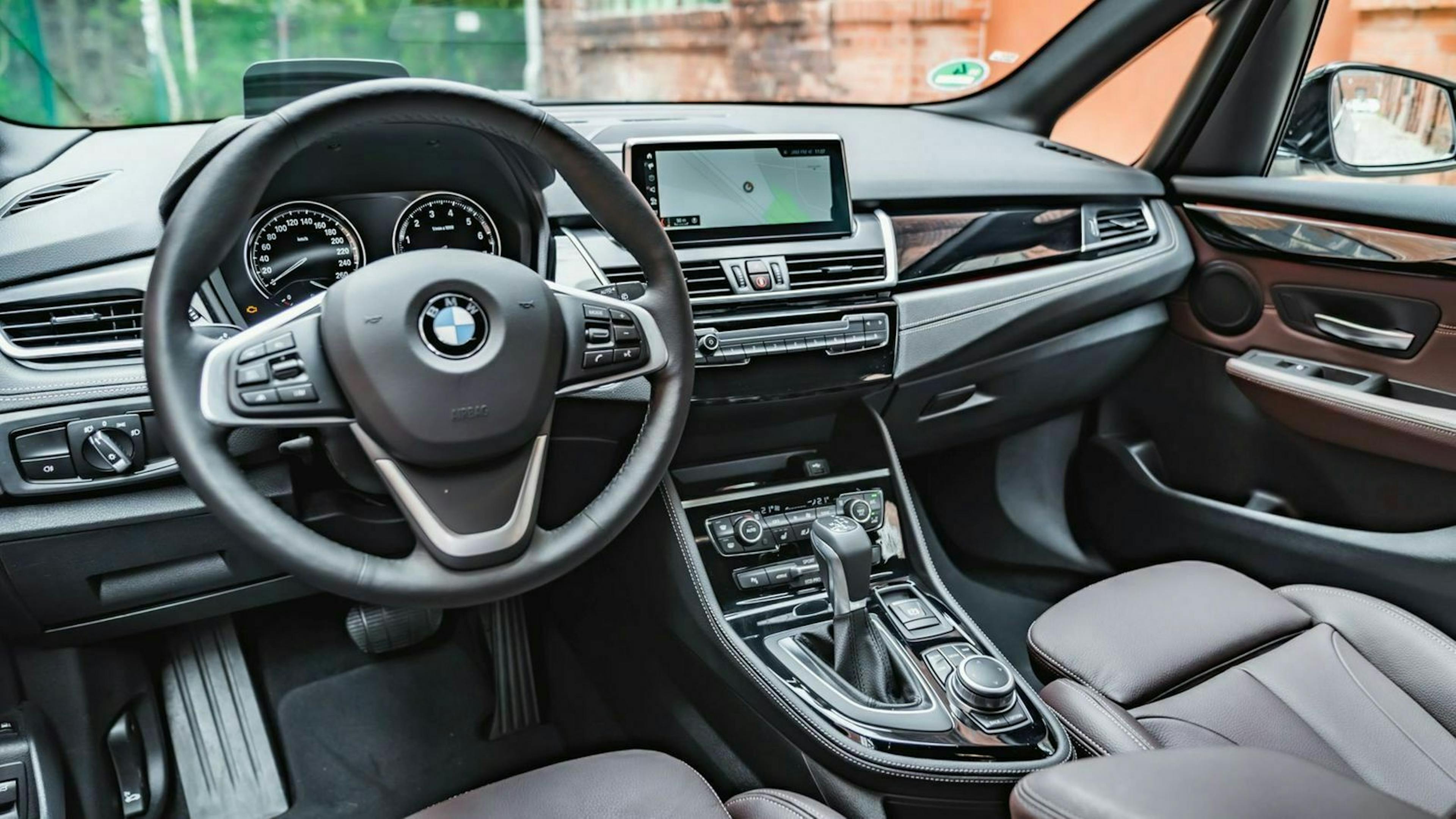 BMW xe 225 mit Blick auf das Lenkrad