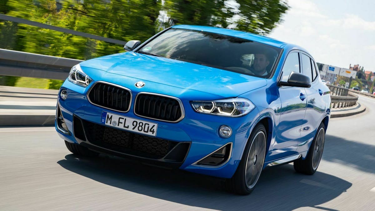 BMW X2 M35i in der Frontansicht, fahrend