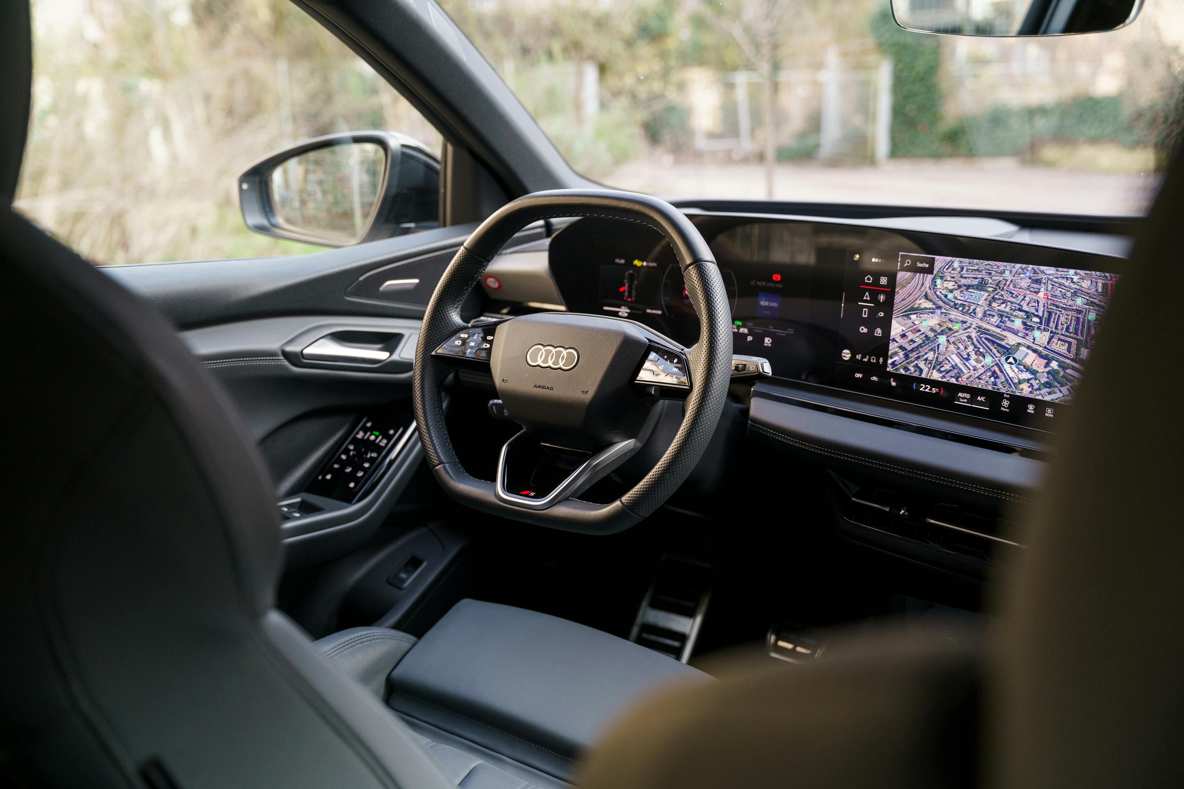 Das Cockpit eines Audi Q6 e-tron quattro.