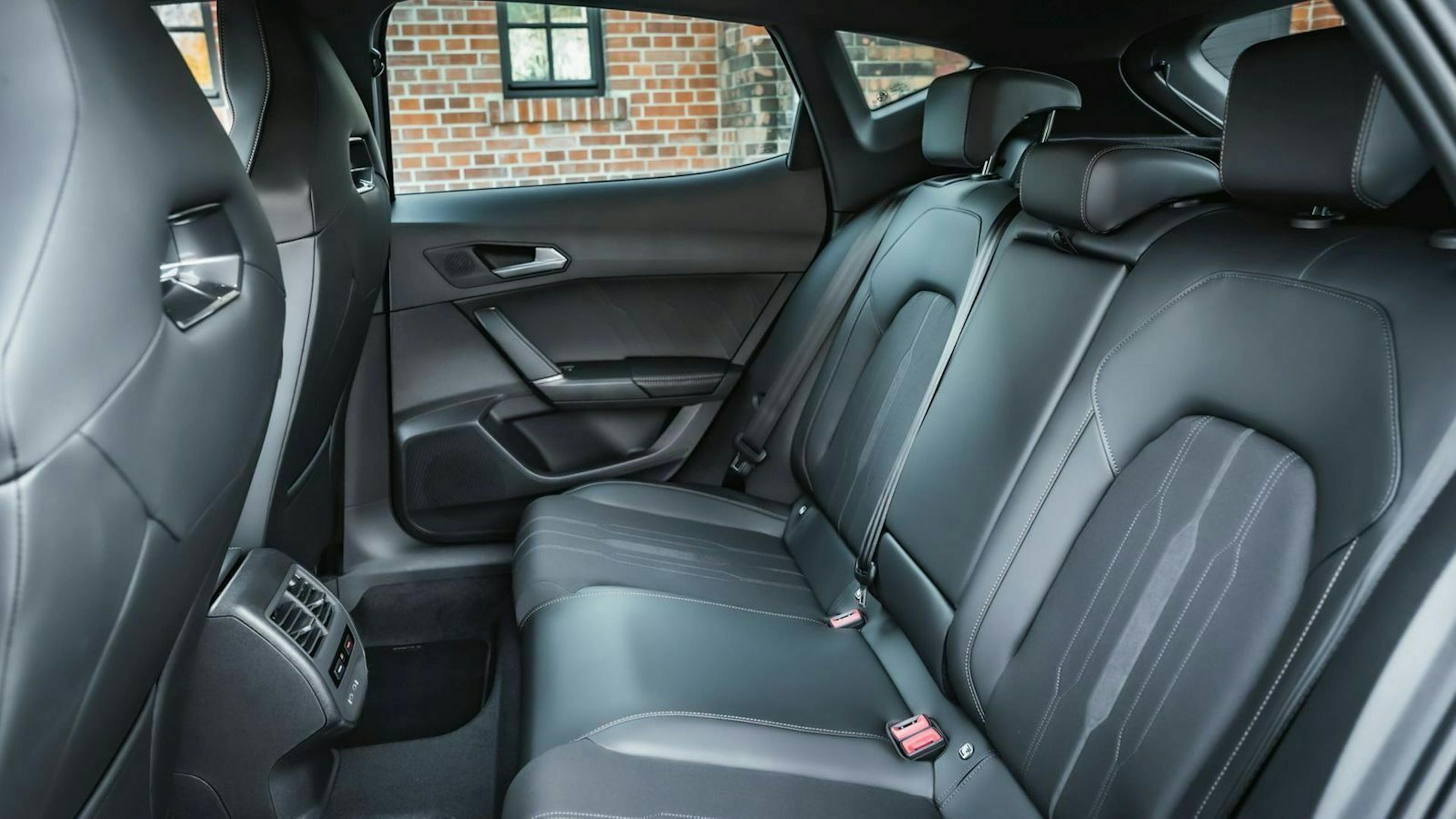 Zu sehen ist die Rückbank des Cupra Formentor 