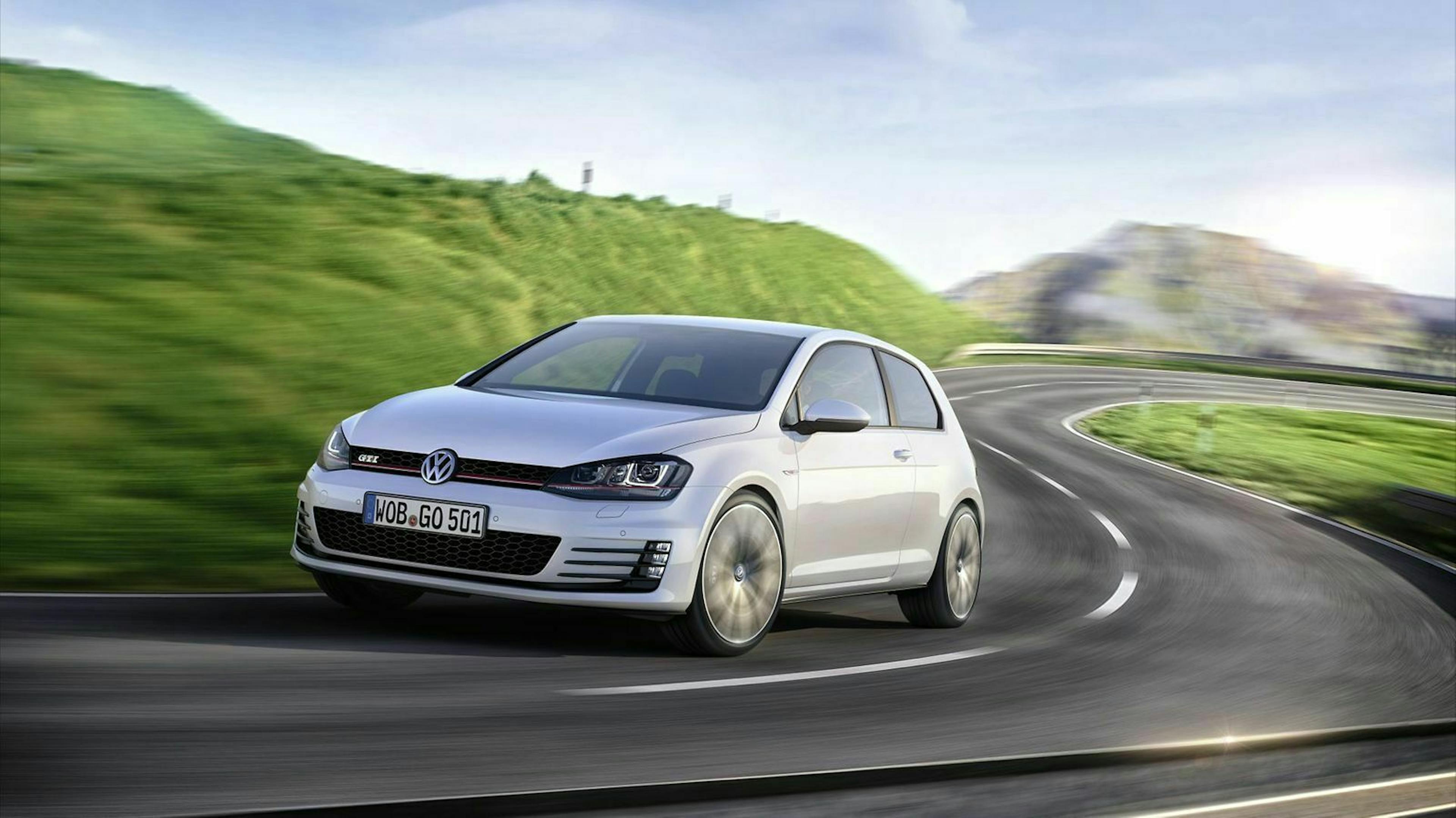 Zu sehen ist der VW Golf 7, fahrend