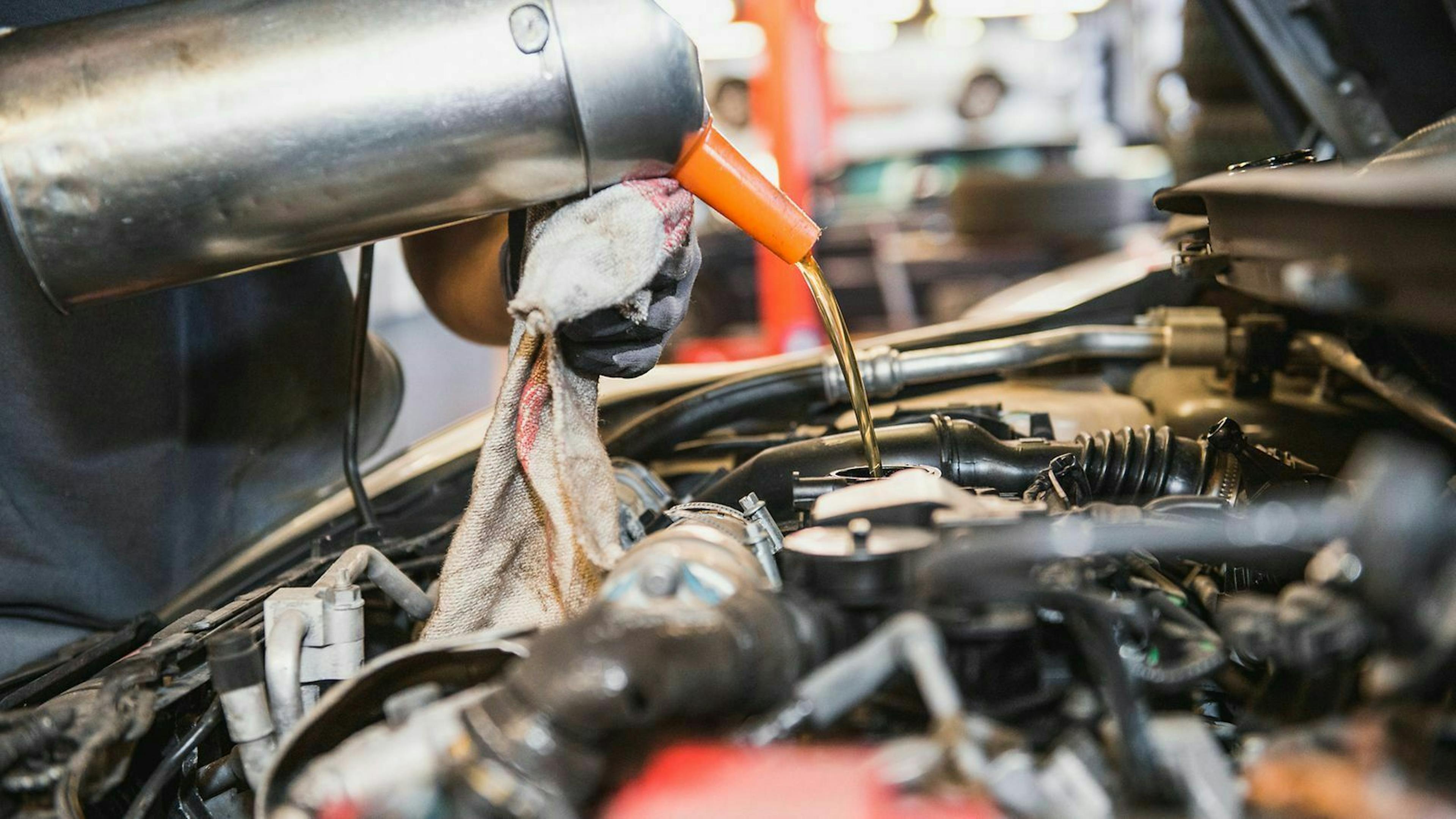 Befüllst du dein Auto mit dem falschen Motoröl, riskierst du einen Motorschaden.