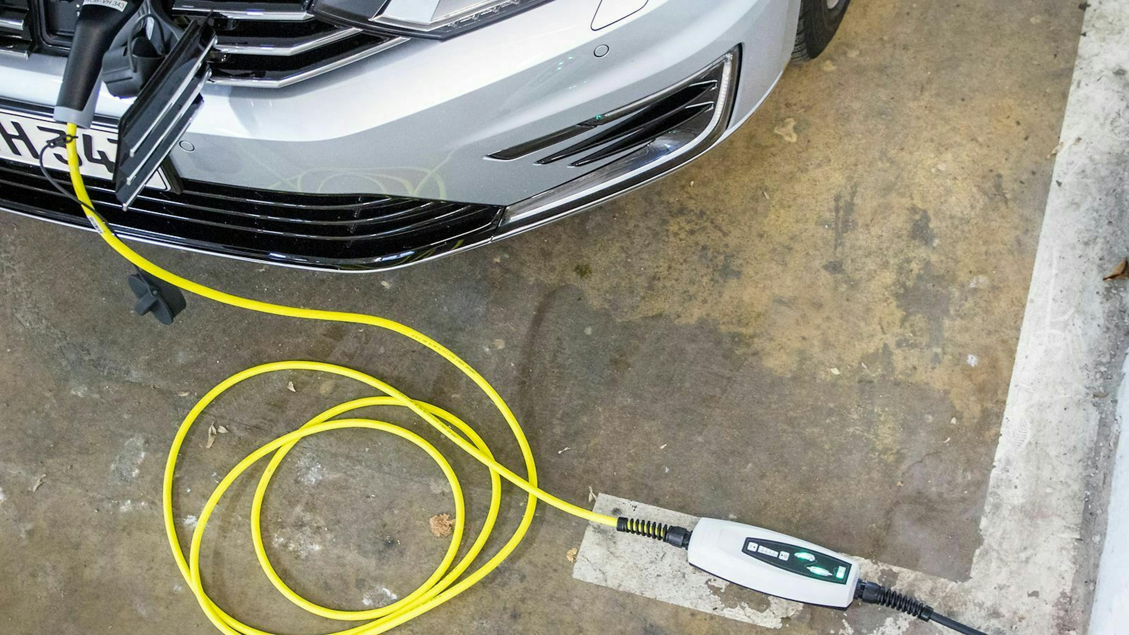 Wird das Fahrzeug abgeschlossen, kann der Stecker nicht mehr gezogen werden. Er arretiert