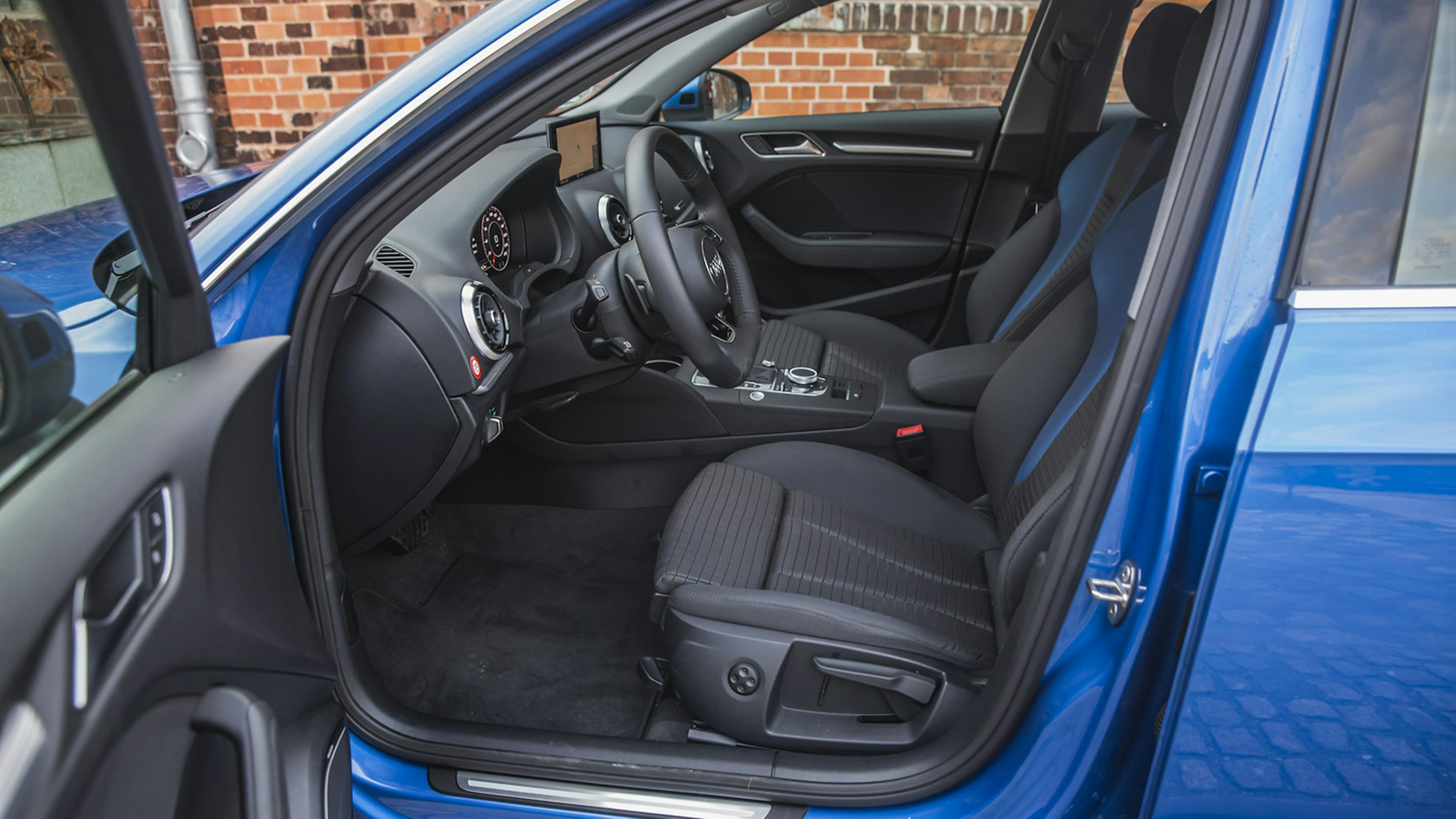Blick in den Innenraum des Audi A3 35 TFSI bei geöffneter Fahrertür