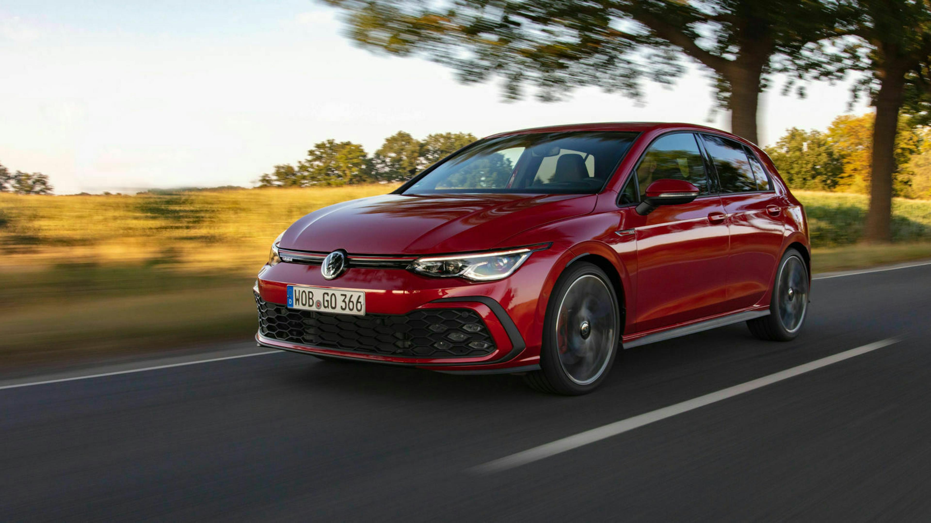 VW Golf 8 GTI: Fahraufnahme von schräg-vorn