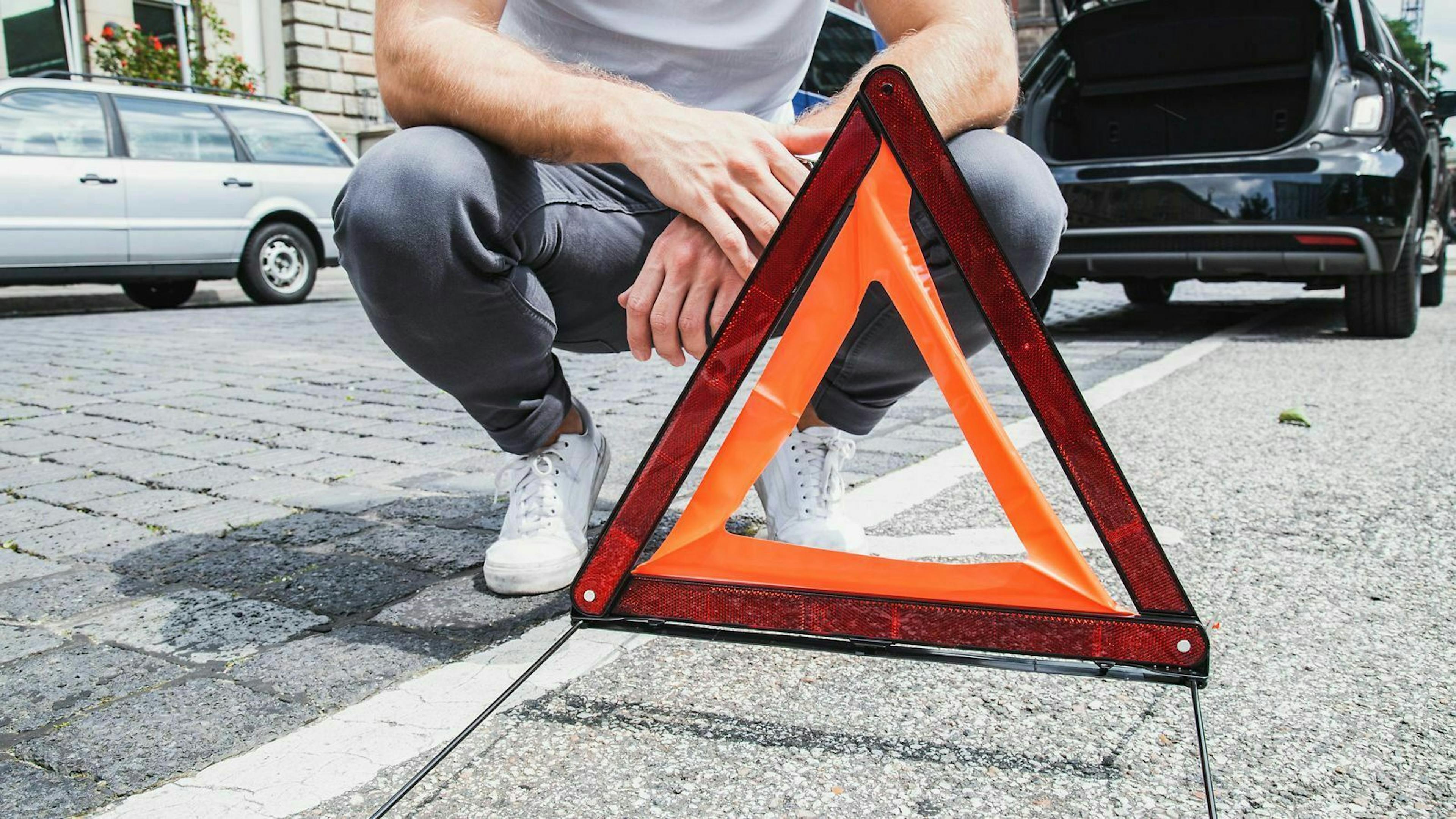 Innerorts muss der Abstand zum Fahrzeug 50 Meter betragen. Auf Landstraßen dürfen es 100 Meter sein, Autobahn 150 Meter