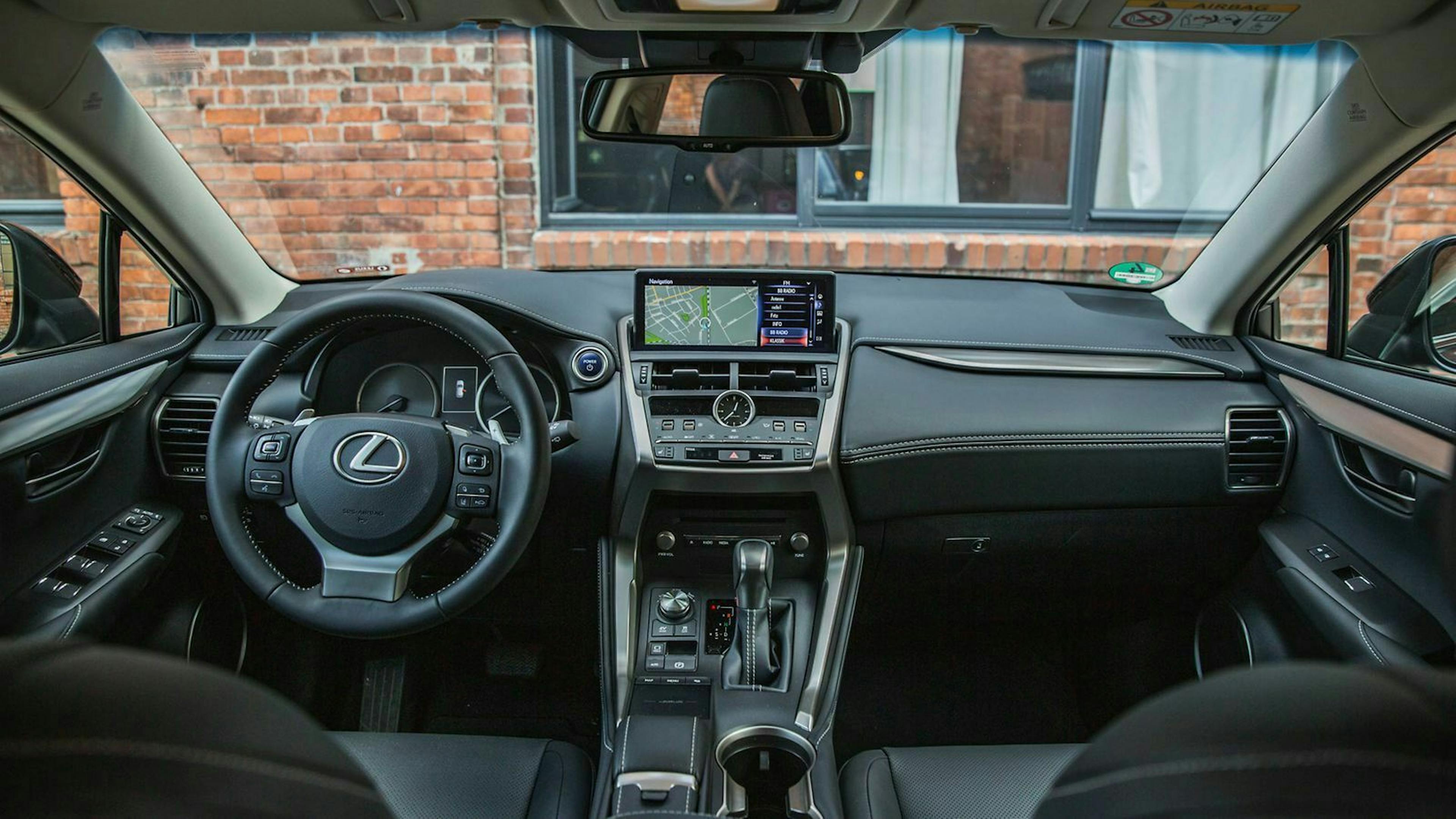 Das Infotainment-System im Lexus stammt spürbar aus einer alten Generation