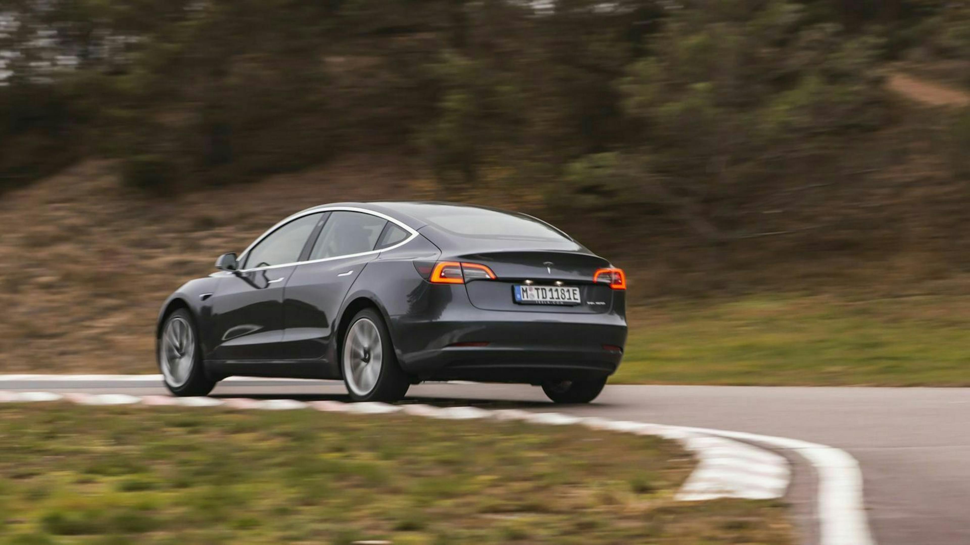 Das Tesla Model 3 (seit 2018) in seitlicher Heckansicht