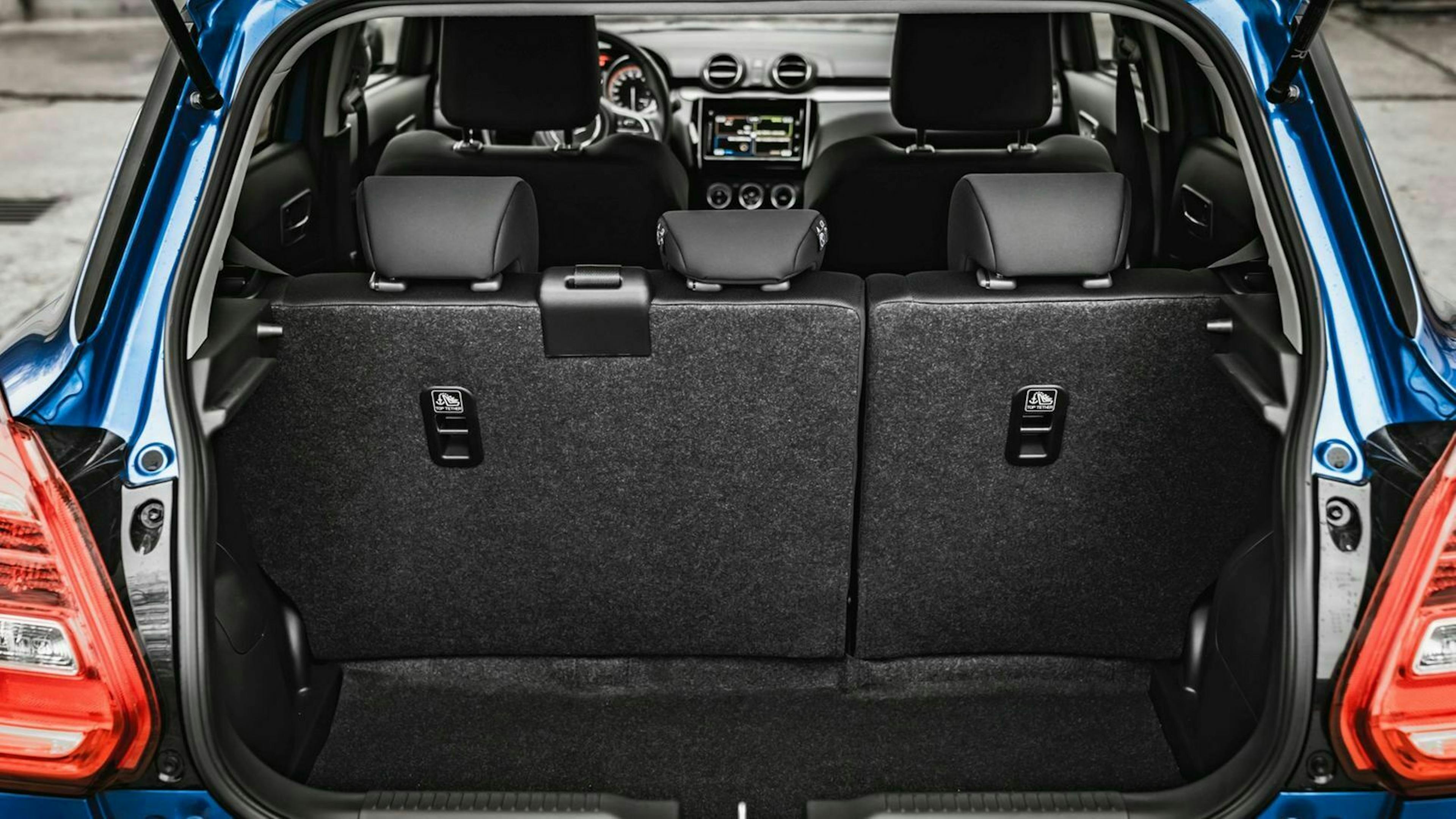 Zu sehen ist der Kofferraum des Suzuki Swift Hybrid 2020 