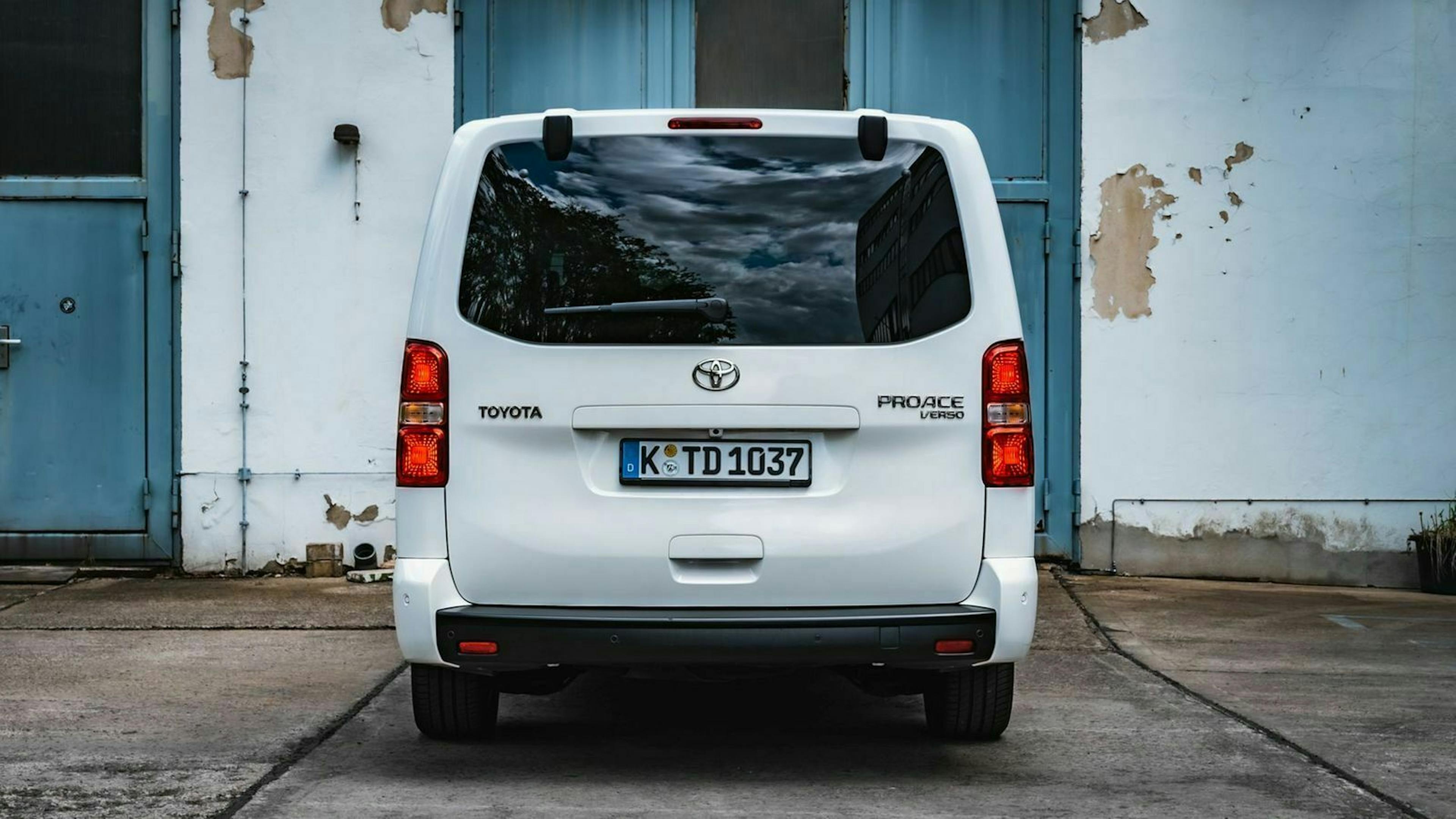 Zu sehen ist das Heck des Toyota ProAce Verso