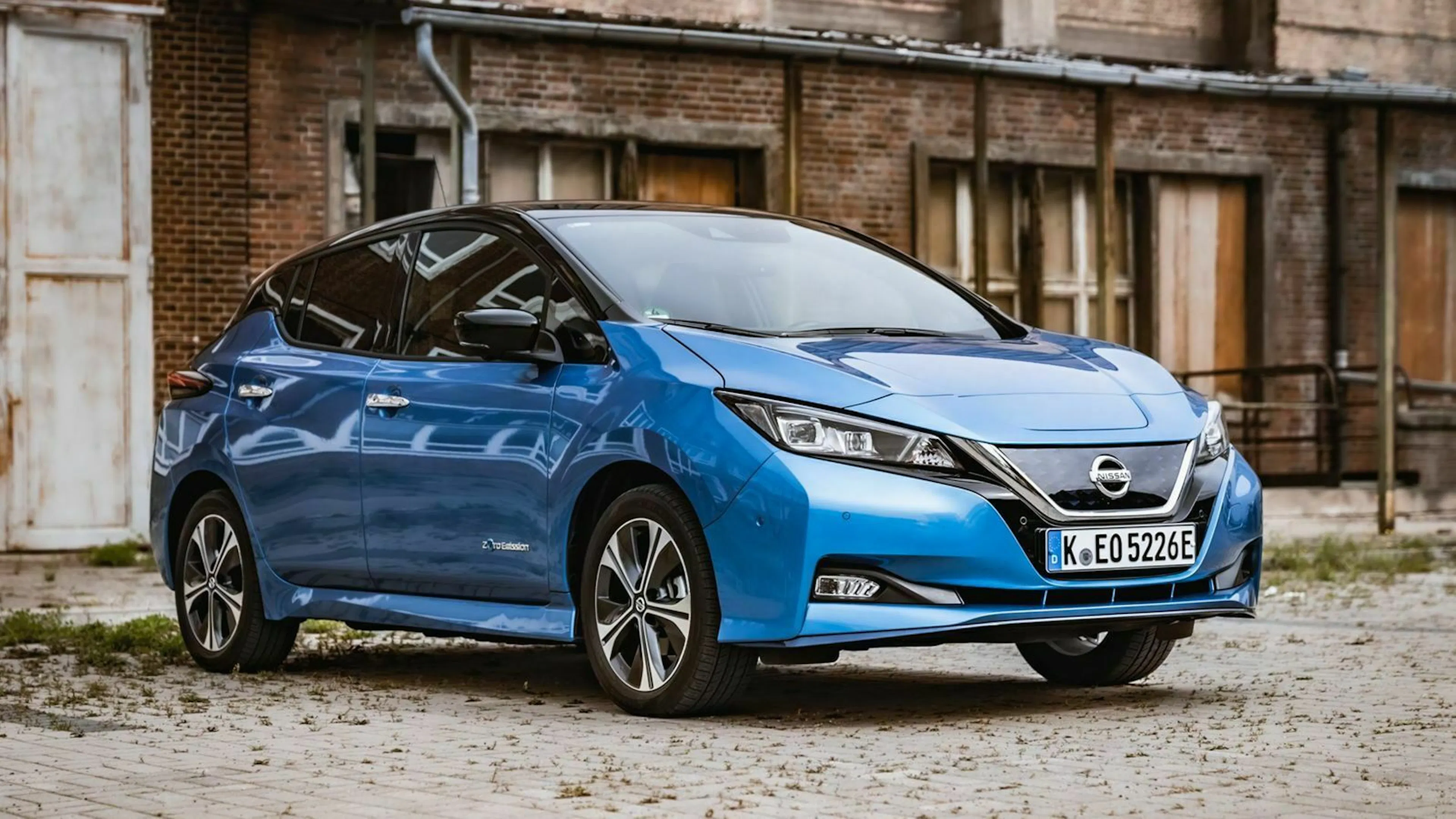 Nissan Leaf FL Dreiviertel-Frontansicht