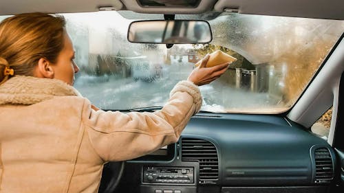 Wie man Autoscheiben an regnerischen Sommertagen beschlagfrei