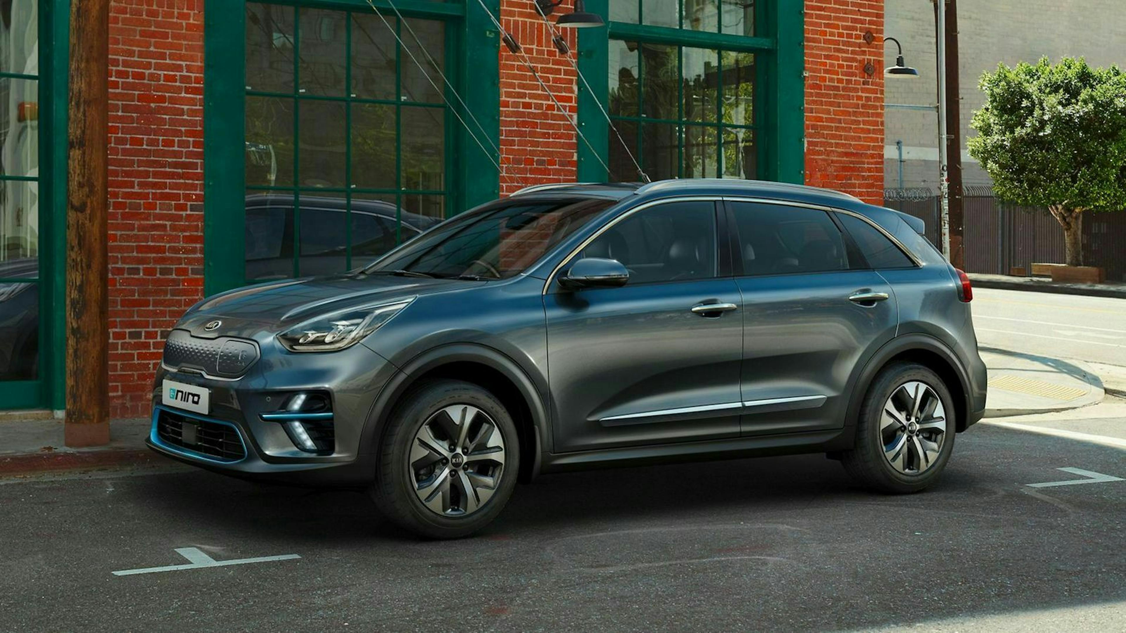 Kia e-Modelljahr Niro 2020 in der Seitenansicht, an einer Straßenecke stehend