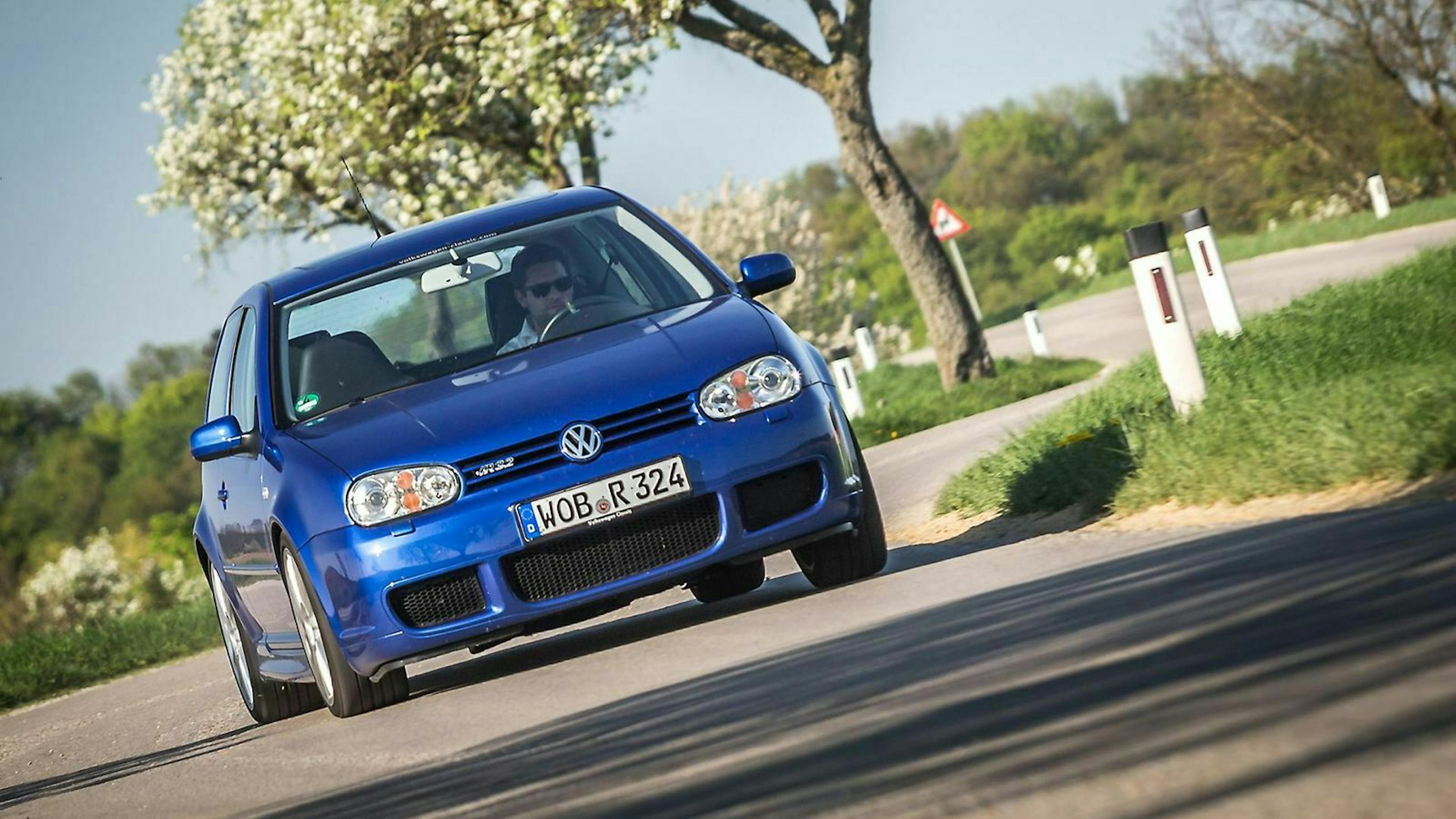 VW Golf R32 in der Frontansicht, fahrend