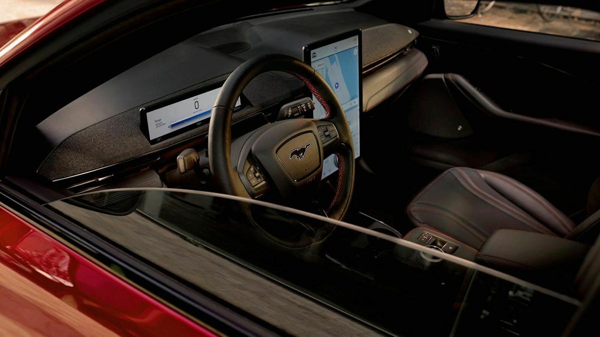 Der Innenraum des Ford Mustang Mach-E mit Sicht auf das Lenkrad 
