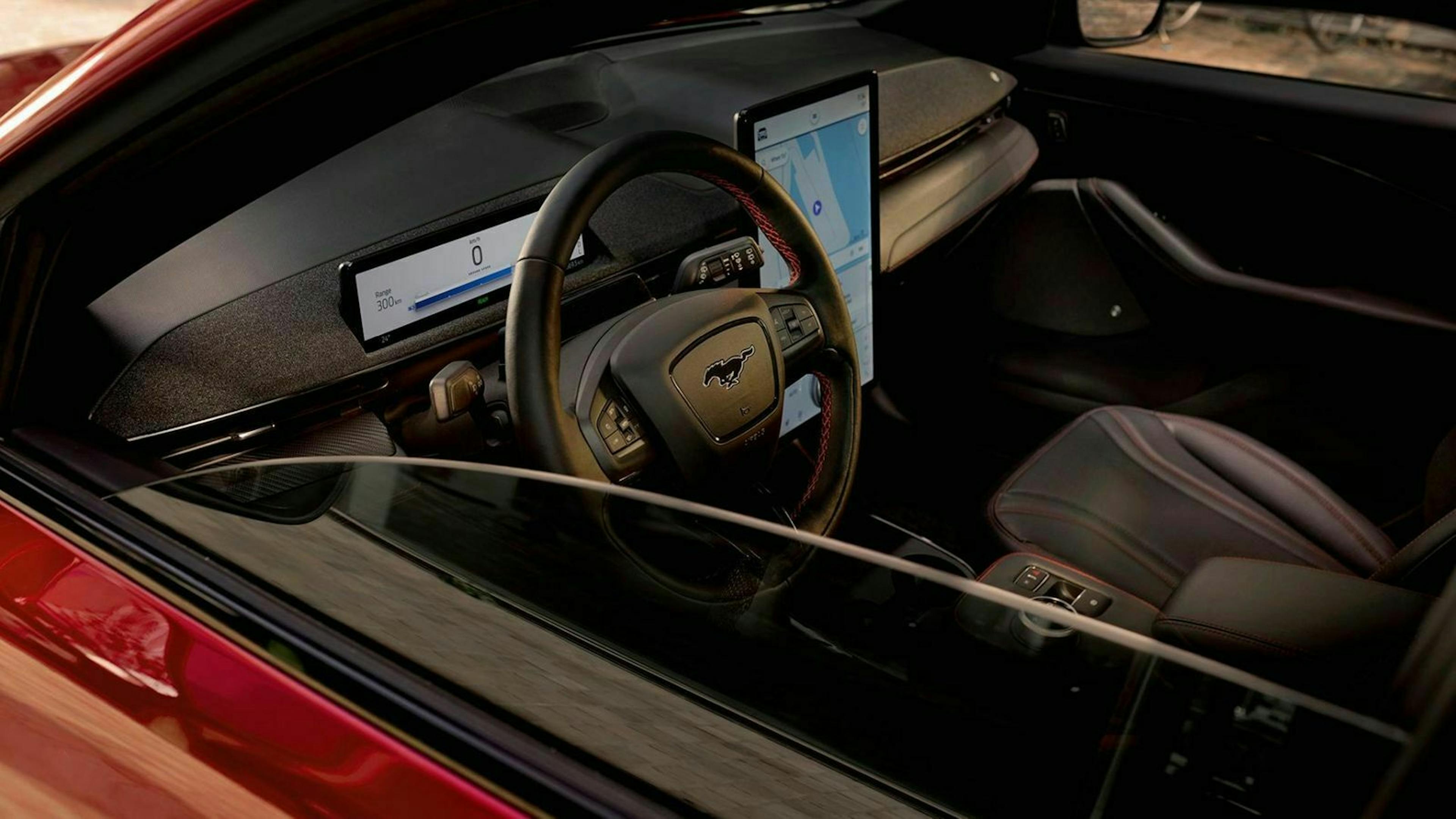 Der Innenraum des Ford Mustang Mach-E mit Sicht auf das Lenkrad 