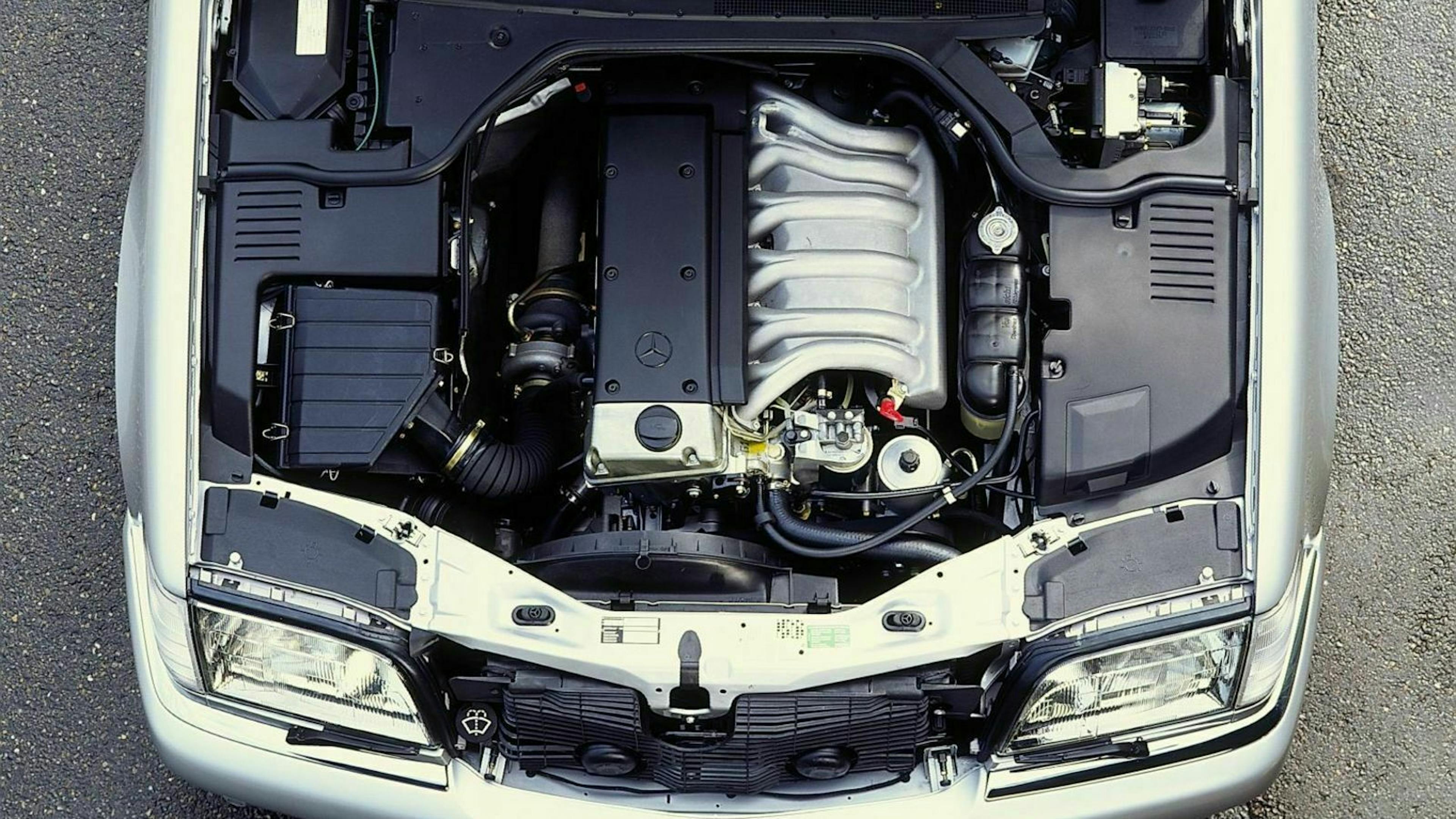 Mercedes S-Klasse W140 Blick unter die Motorhaube
