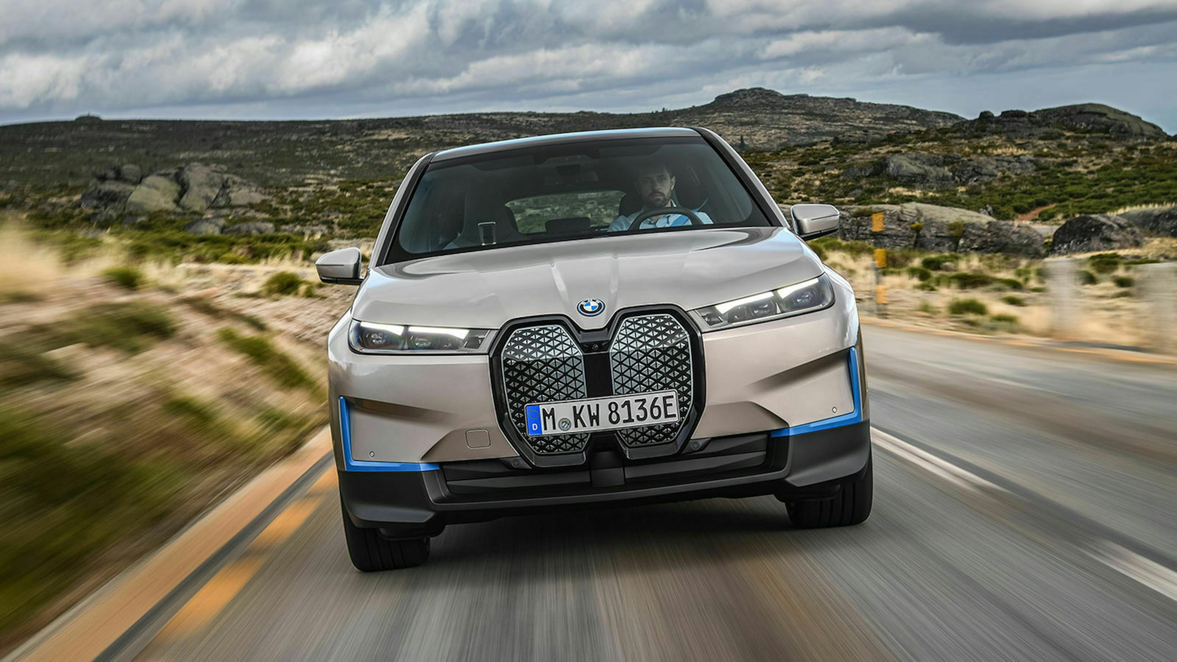 BMW iX Frontansicht dynamisch