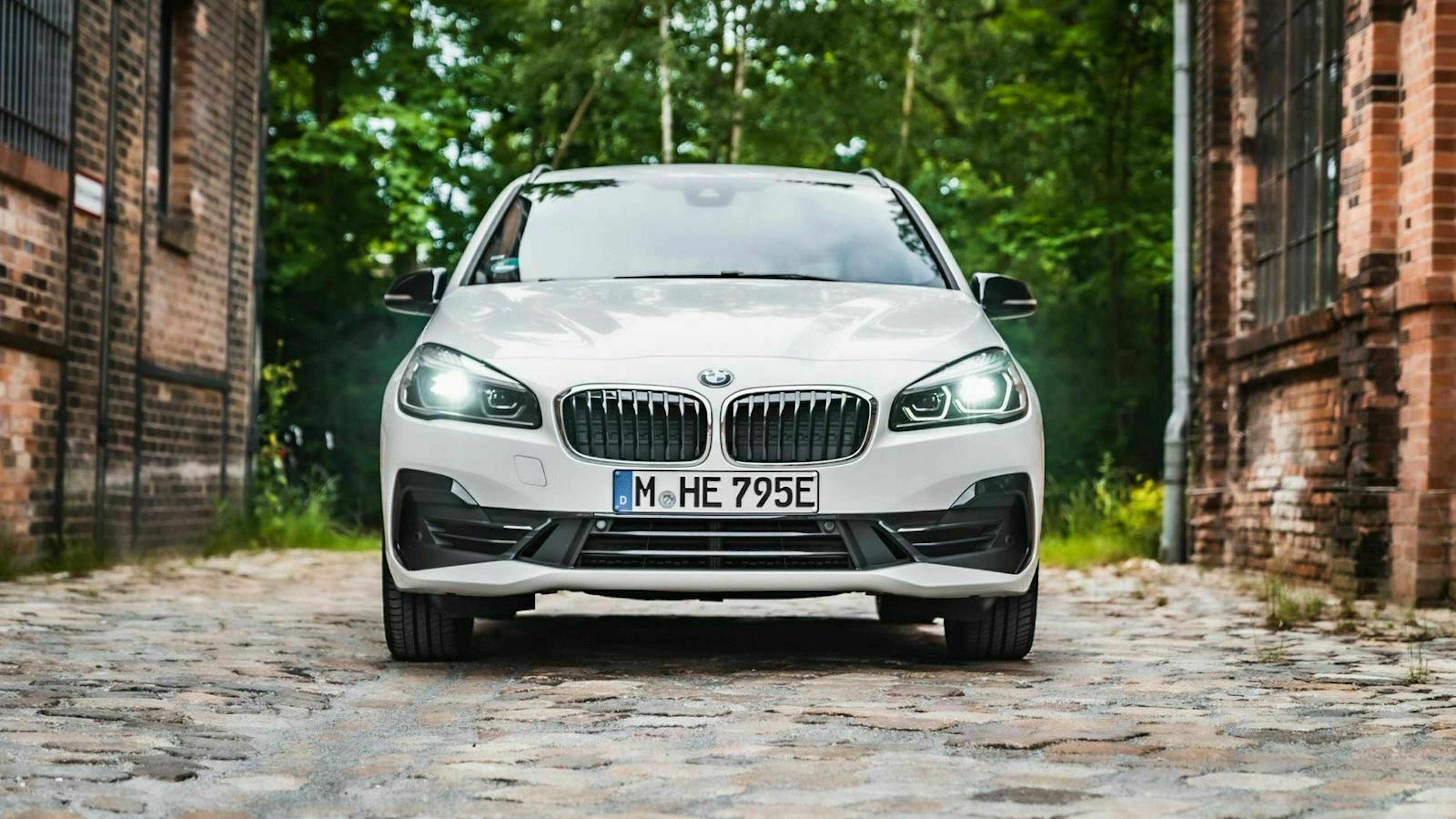 BMW 225 xe Test tiefe Frontansicht