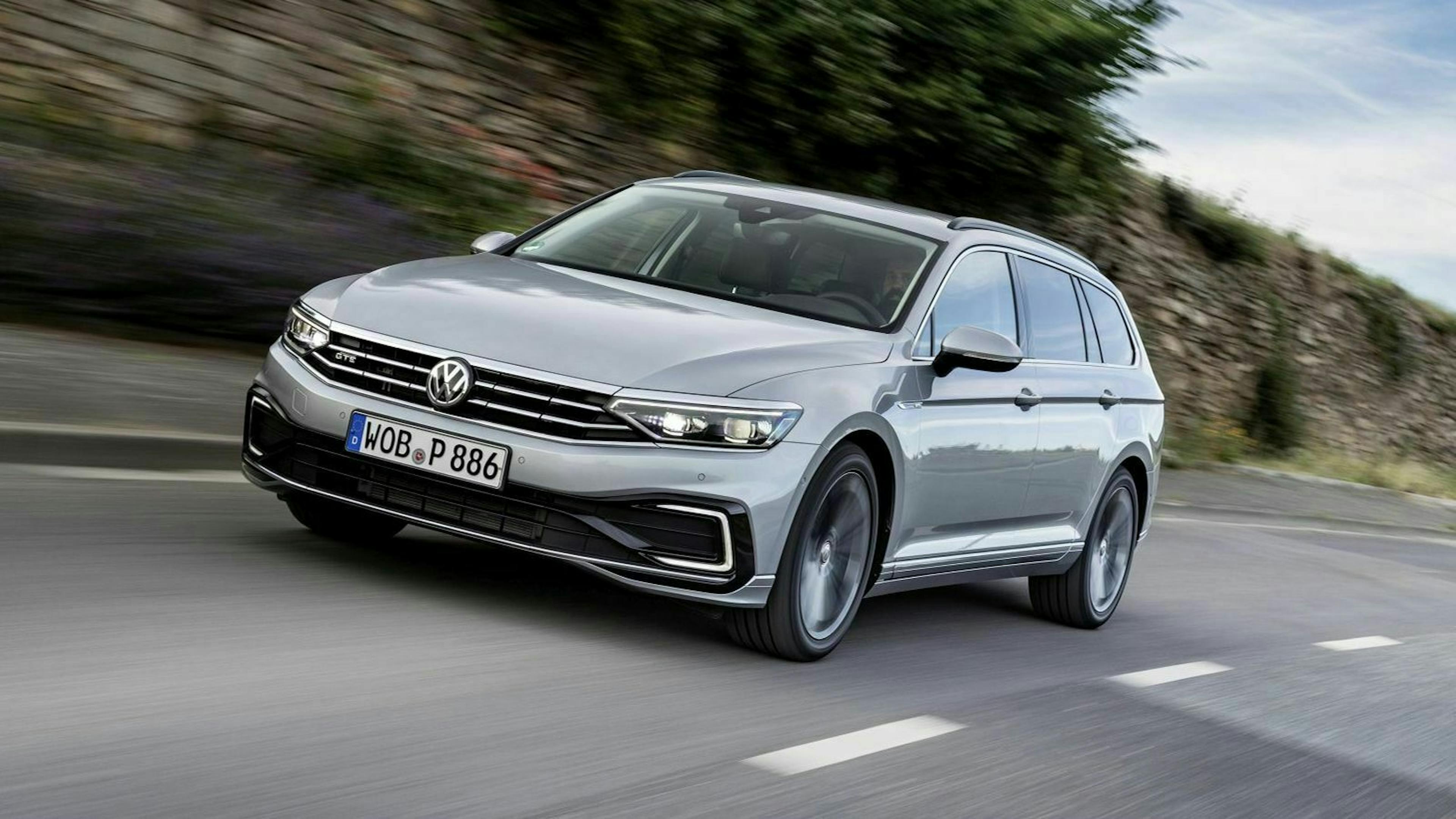 Zu sehen ist der VW Passat GTE Variant von vorne