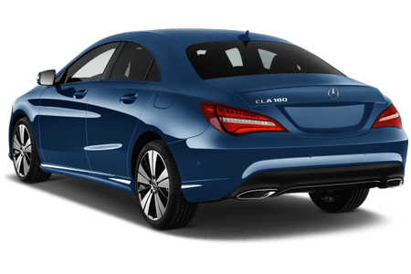 Blauer Mercedes-Benz CLA 180 von hinten, auf einem weißen Hintergrund, mit markanten Rückleuchten und polierten Felgen dargestellt.