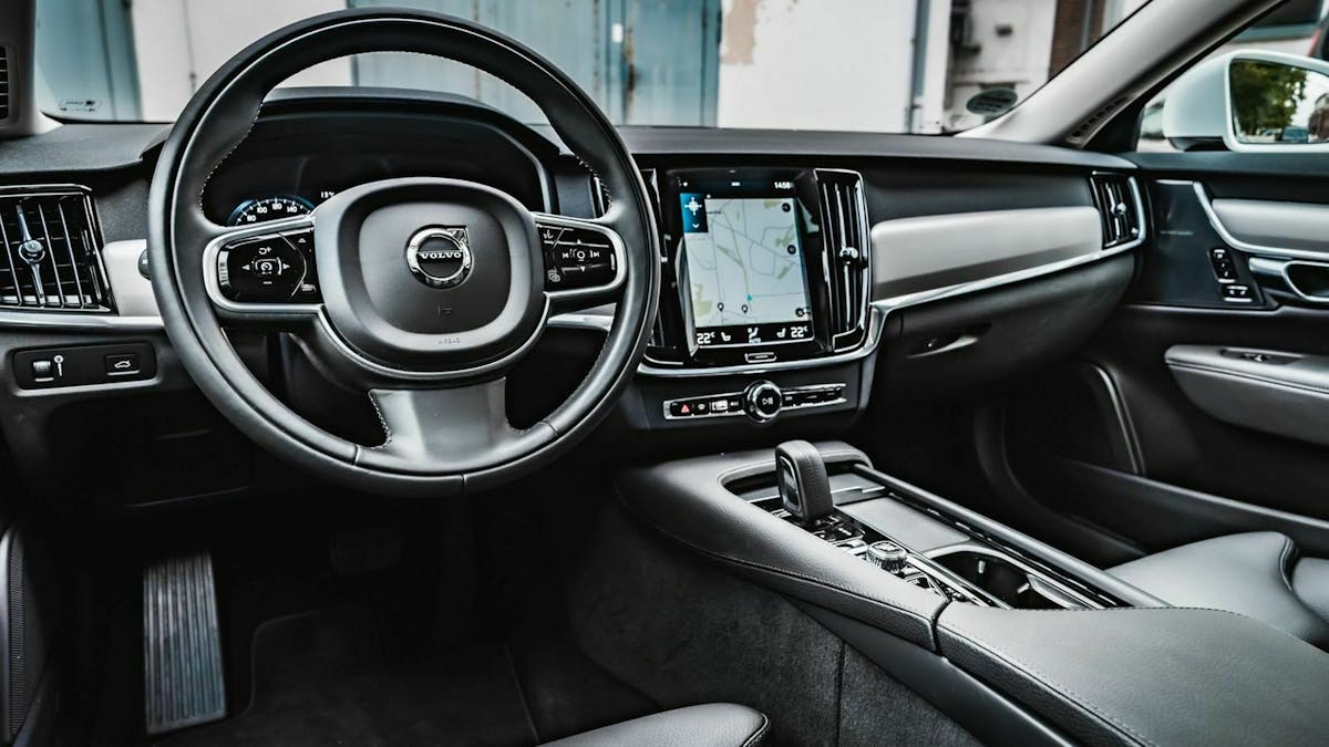 Der Volvo V90 mit Sicht auf das Lenkrad