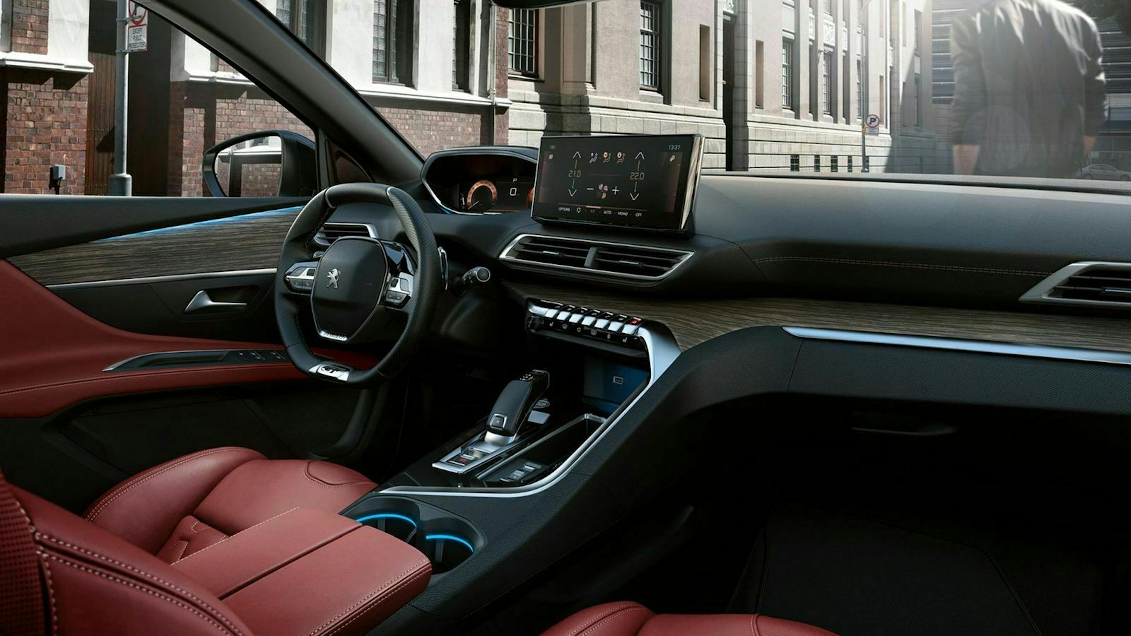 Zu sehen ist das Cockpit des gelifteten Peugeot 3008