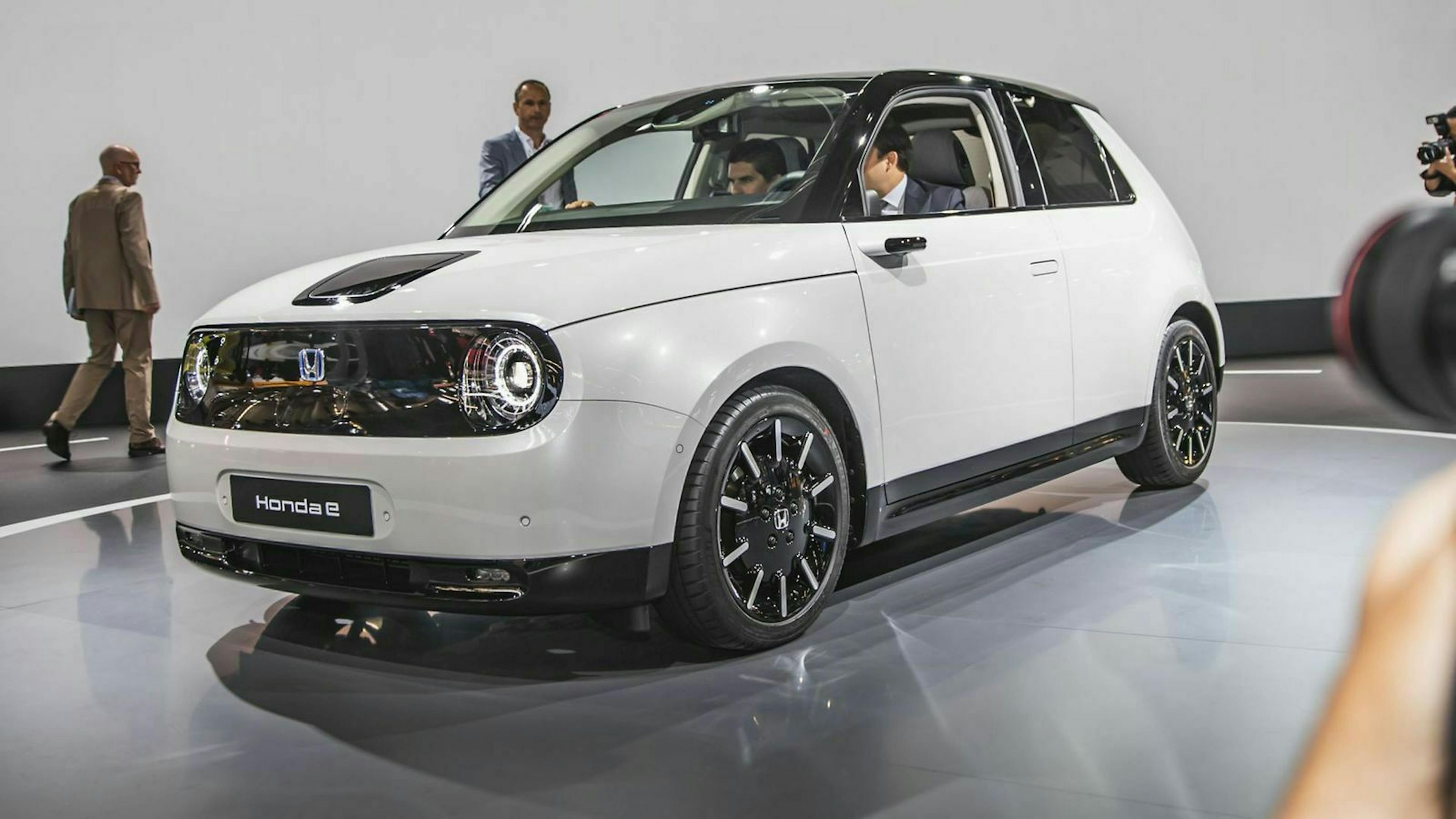 Ein weißes Exemplar des Elektroautos Honda e steht in einer Halle auf dem Frankfurter Messegelände