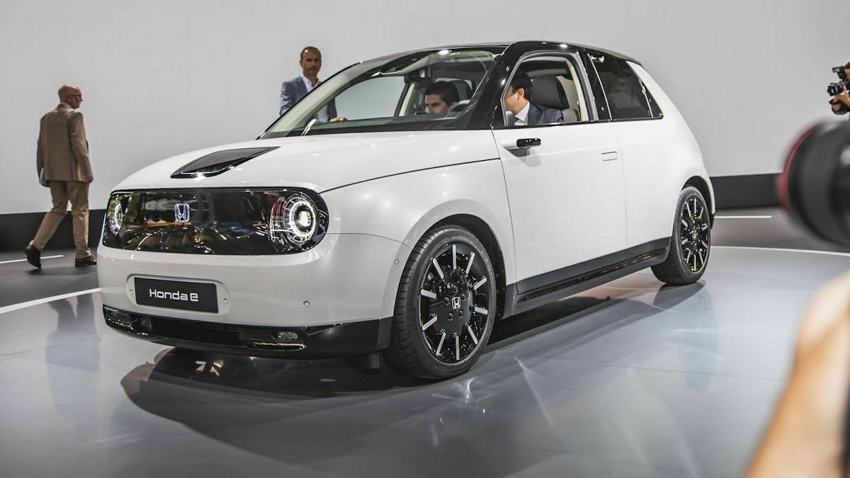 Ein weißes Exemplar des Elektroautos Honda e steht in einer Halle auf dem Frankfurter Messegelände