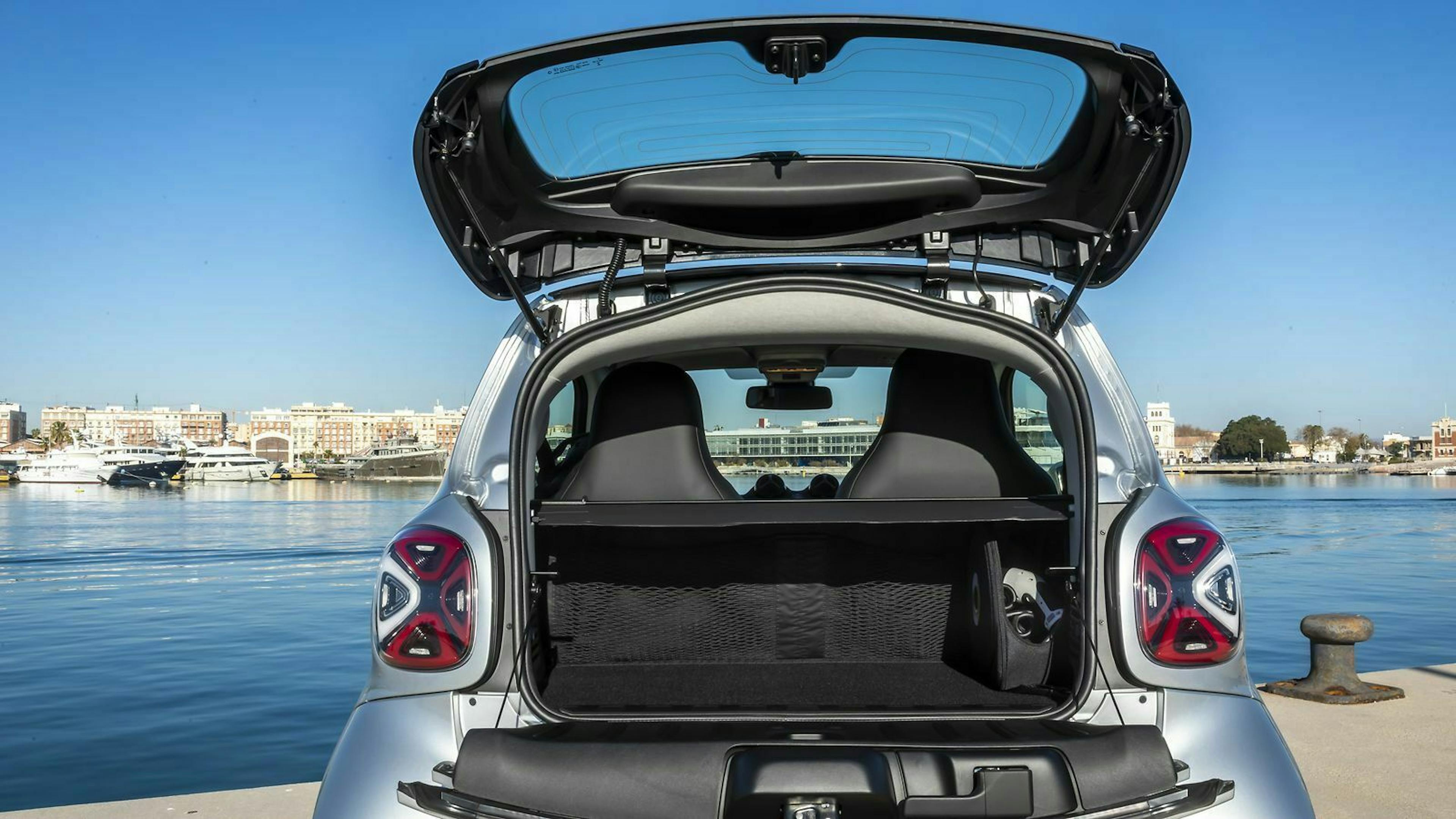 Zu sehen ist der Kofferraum des Smart EQ ForTwo Coupe Cool Silver 