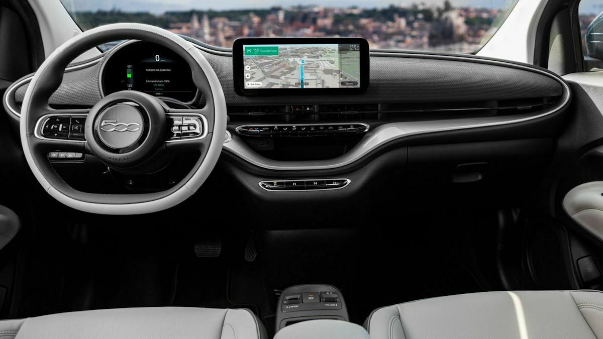 Zu sehen ist das Cockpit des Fiat 500e 2020 